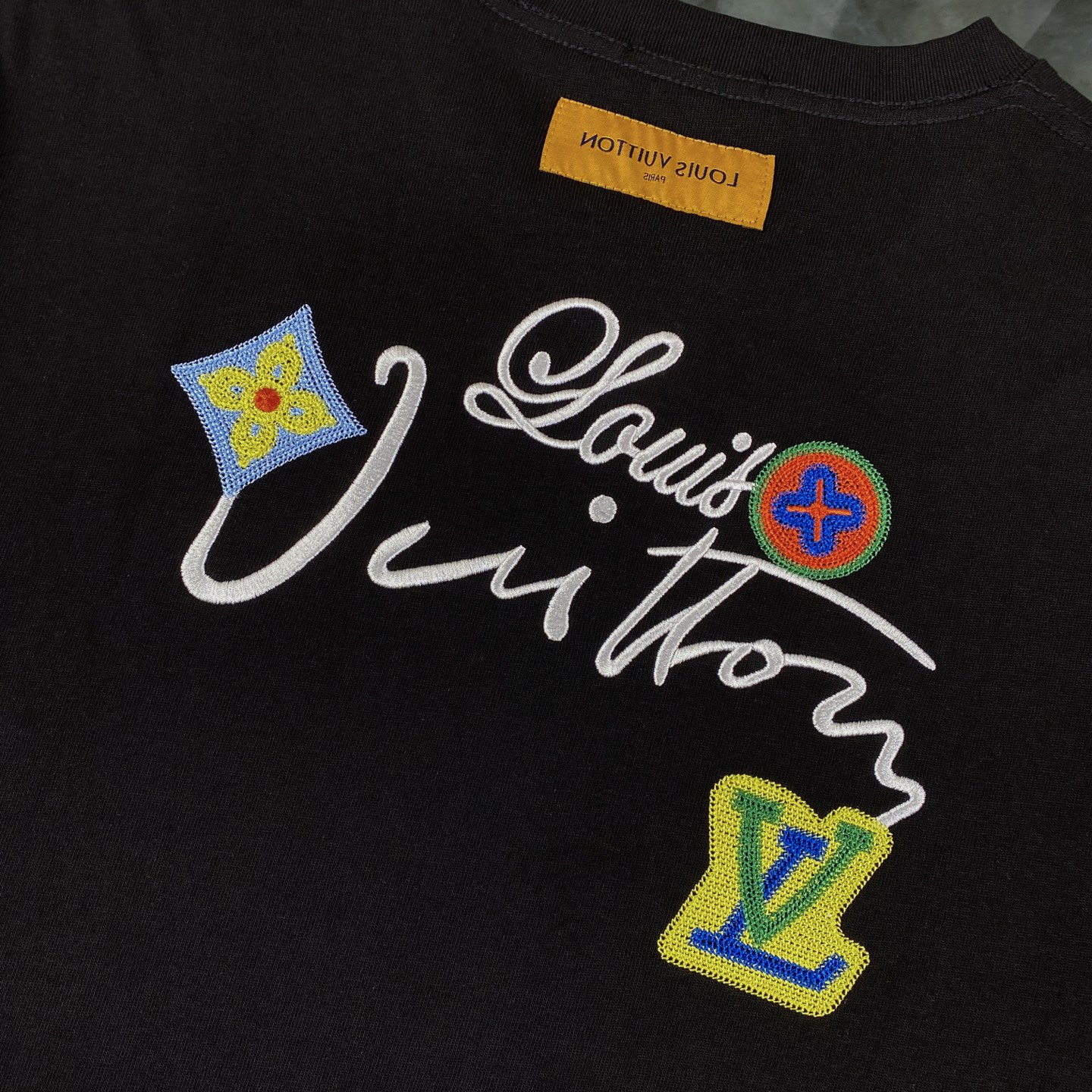 💰90
LOUIS VUITTON/路易威登LV 25ss前后刺绣花卉字母圆领短袖T恤
-面料采用320G 100%纯棉双纱面料 同缸定染特种加粗32支双股1X1螺纹克纯棉面料,保证舒适性同时透气冰爽的同时又不透底!面料上身有型弹性不紧绷日常通勤运动统统yyds
-肩膀采用双针车线跨缝工艺后领口处采用纯棉拉条提升了后颈接触的舒适度布面干净.布纹清晰,柔软舒适
- 全套定制的原版辅料,吊牌,洗水,主唛,防潮纸统统安排到位。版型釆用OS宽松落肩版型.男女同款
Louis Vuitton,法国路威酩轩集团-LVMH旗下品牌,著名奢侈品箱包和皮具品牌,百余年的传奇经典,全球时尚旅行艺术的精致象征。印有“LV”标志这一独特图案的交织字母帆布包,伴随着丰富的传奇色彩和雅典的设计而成为时尚之经典。延续至今,不论后来延伸出来的皮件、丝巾或手表、笔、服装,都是以崇尚精致、品质、舒适的“旅行哲学”,作为设计理念。
颜色:白色 黑色
Size: S-XL