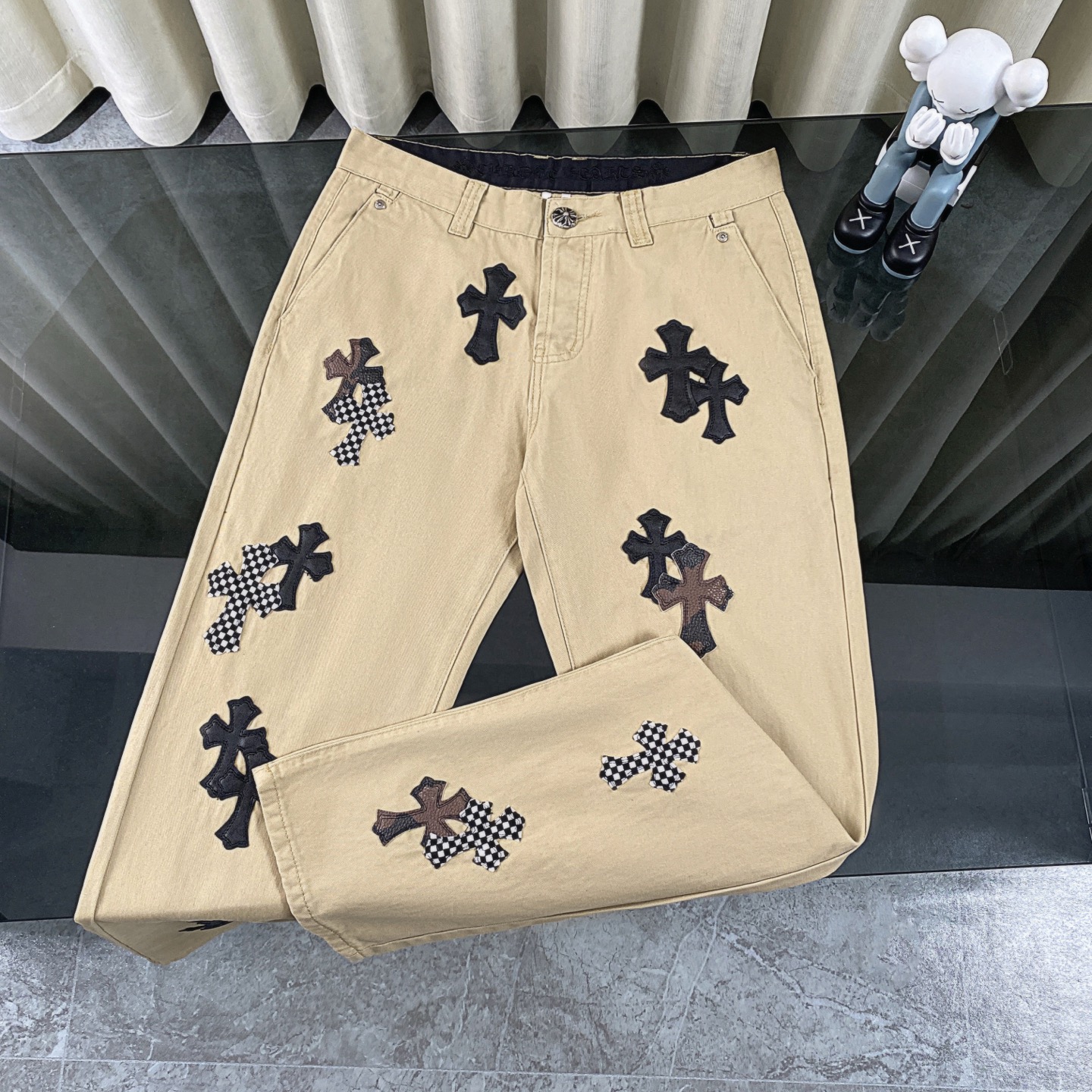 💰140
chrome hearts克罗心新款马毛棋盘格黑色十字拼皮卡其色牛仔裤
vi顶级重工时髦风尚设计】一贯的高街奢华风格打造,说起这个风格藏银家族跟GU家族绝对是其中的翘楚代表性品牌尤其是藏银家族对于高街风格的打造真的是已经到达了一种化境的效果采用独特的水洗材质打造此款的色系已然是相当的亮眼了配置了贴布十字花的点缀之后更是巧妙的彰显品牌魅力所在其次此款采用经典的高腰版型裁剪设计,凸显大长腿以及时髦气质所在上身的看点满满,品牌的辨识度极强并且修身的版型配置更为适合日常的穿搭所需将个性,将时髦,将规格诠释的一览无余的产物这种单品足以让任何一个粉丝为之心动可以是小白T走青春学院风,或者是紧身的吊带,走御姐风尚,搭配能力超强,男士也可以轻松驾驭。
【材质与工艺】这点自然不用多说了,藏银作为出色的工匠品牌,其对于细节还有工艺的要求真的是相当完美光是此款的水洗色,就经过了超级之多的工序更不用说这种牛仔贴花的点缀了,更是纯手工打造缝制,就像他们所信奉的一样,只有经过手工制造的东西,才是具备灵魂的,才具备那种穿搭的意义 一款顶级重工的时髦牛仔单品,期待你们的完美演绎!!
尺码 :28—36