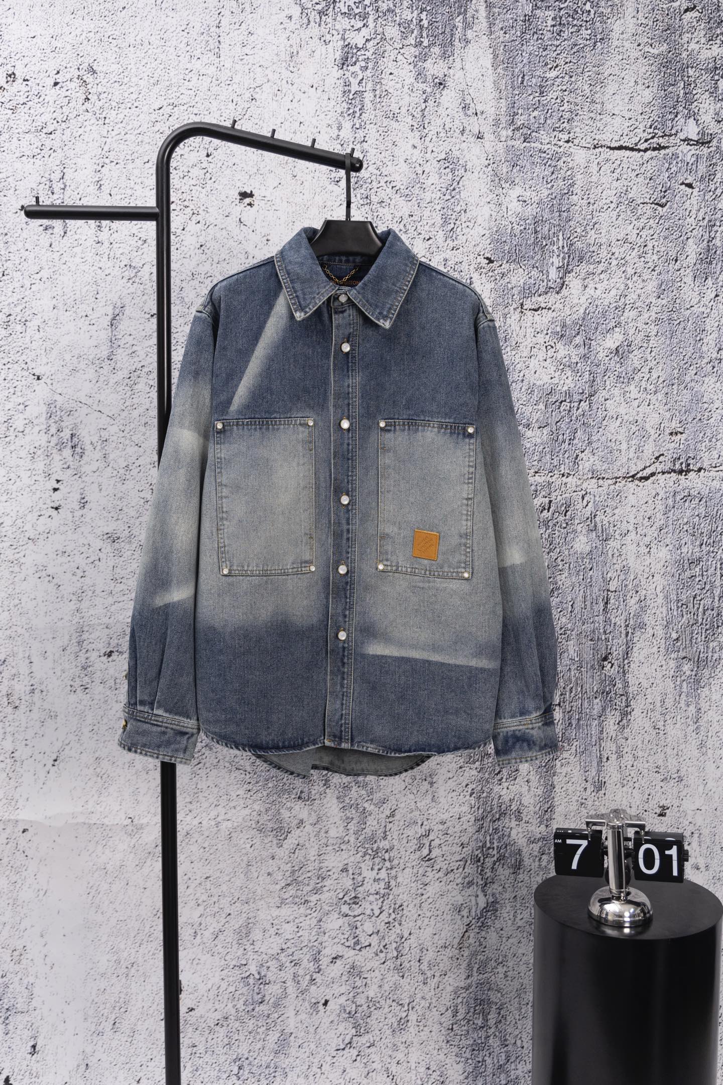 Louis Vuitton Veste en Jean Délavée Effet Soleil Collection Printemps/Été 2025