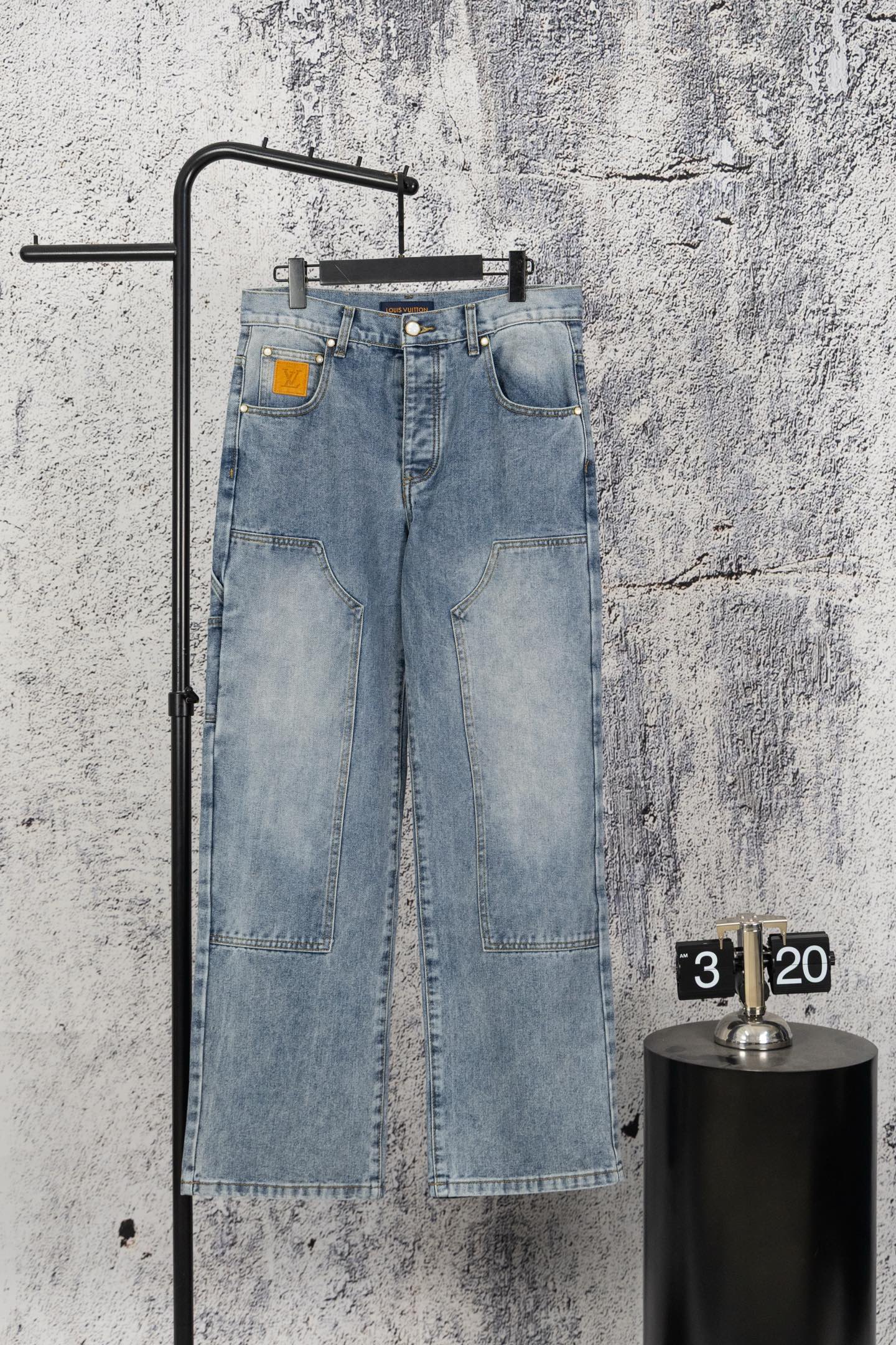 P125 Louis Vuitton Los nuevos jeans de pierna recta y pantalones de registro LV de Louis Vuitton 2026 tienen una textur…