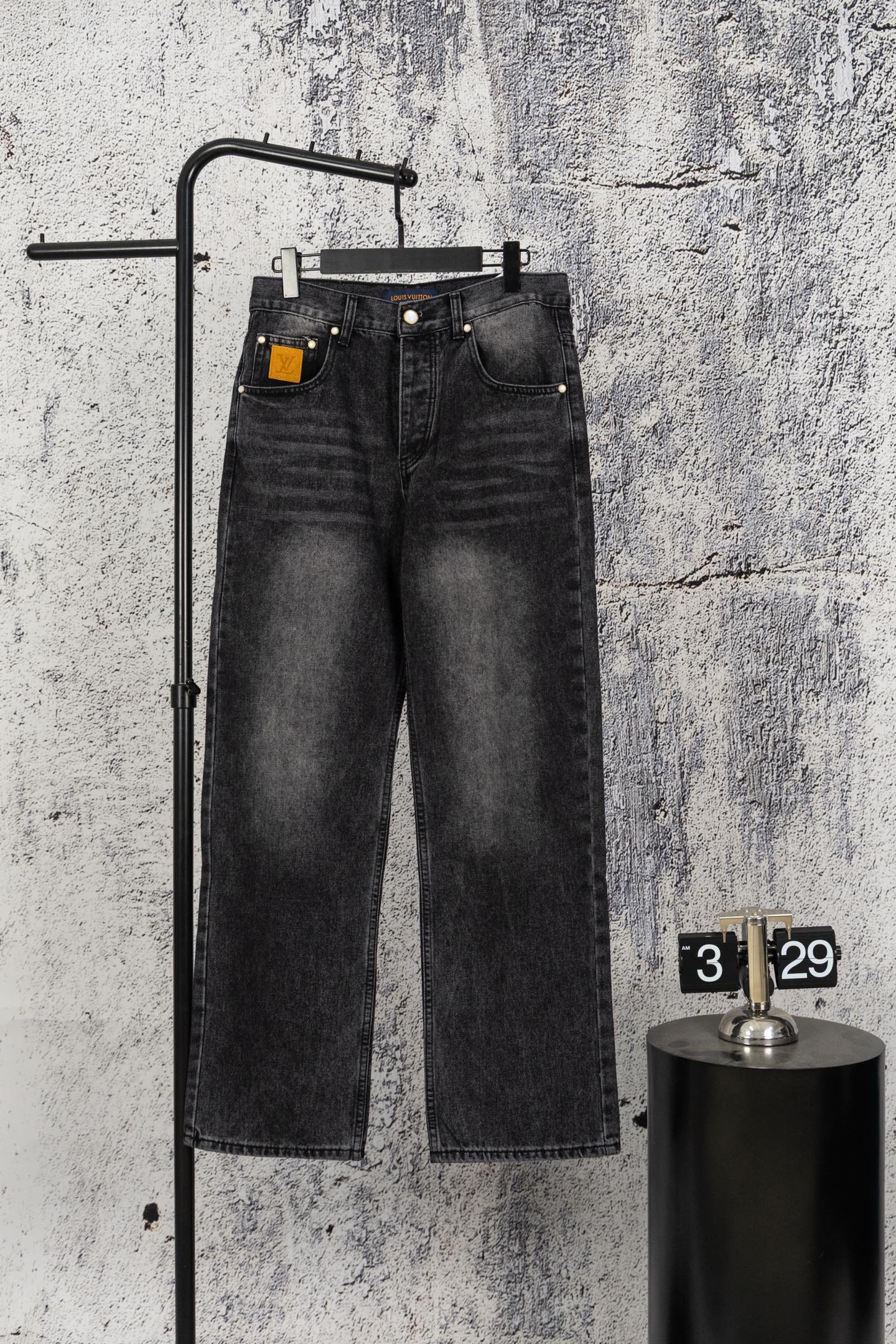 P125 Louis Vuitton 2026 nuevos jeans rectos lavados en negro y gris LV, degradado retro lavado en negro y gris, con tex…