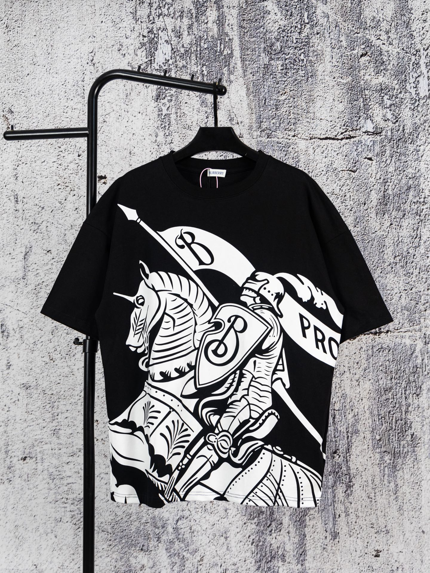 @90 Burberry 2026 nueva camiseta clásica de manga corta con cuello redondo y estampado de caballos de guerra. Los color…