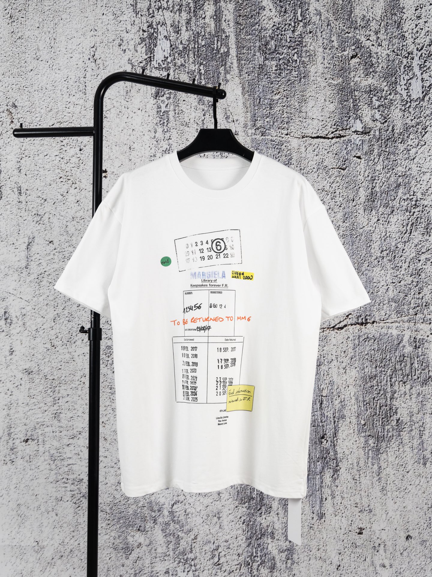 @90 马吉拉Maison Margiela 2026新款借阅单印花短袖圆领T恤 这件Maison Margiela风格图书馆借阅单印花T恤，将复古文献感与先锋设计巧妙融合。做旧笔触与彩色便贴元素，充满文艺解构气息，辨识度拉满。精选重磅纯…