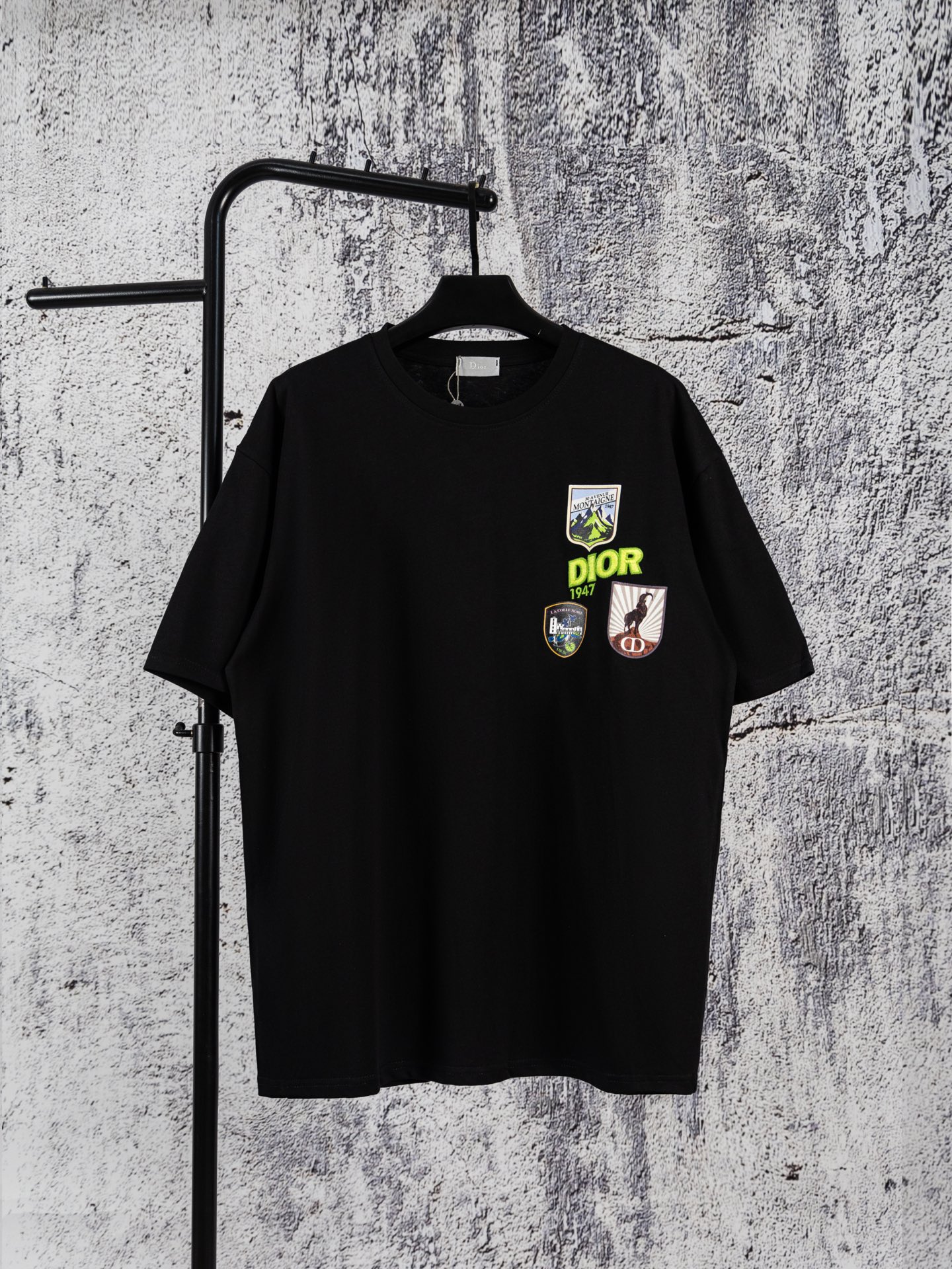 @90 Dior 2026 Nueva camiseta de manga corta con cuello redondo y estampado de insignia Dior Esta es una camiseta de man…