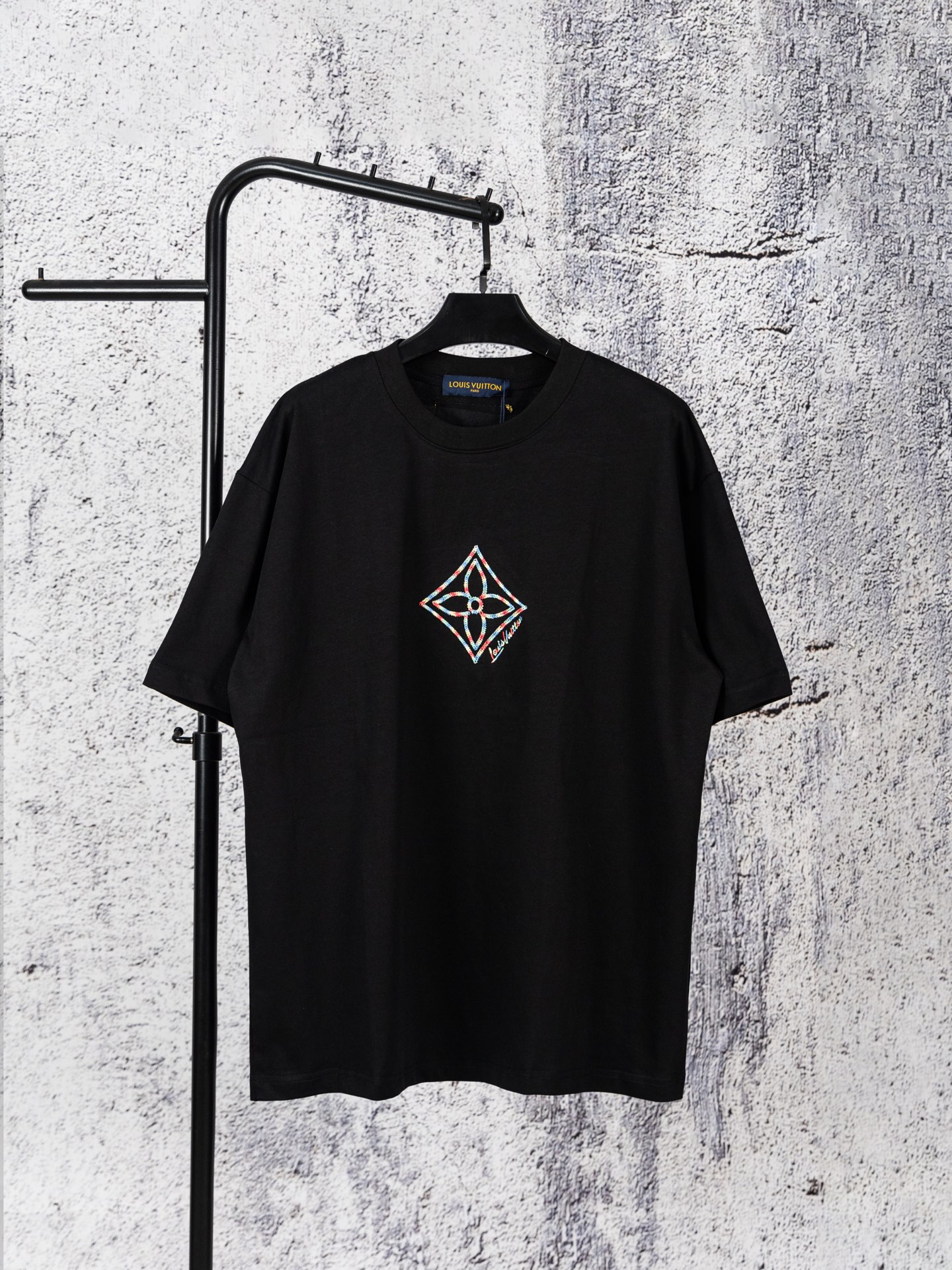 P75 Louis Vuitton Camiseta de manga corta de cuello redondo con patrón de flor de cuatro pétalos y cordón de colores LV…