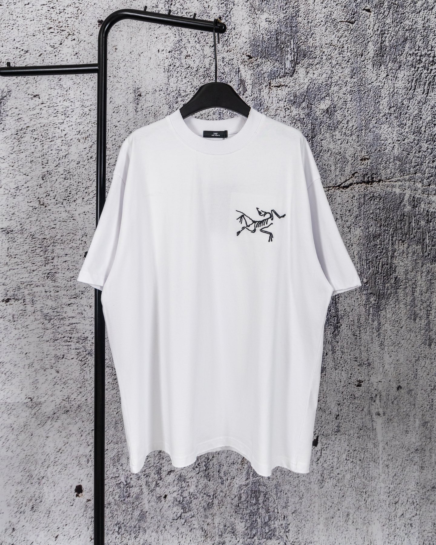 @100 ARC'TERYX Archaeopteryx 26ss nueva camiseta de cuello redondo deshilachada con bordado de pájaro de hueso. Confecc…