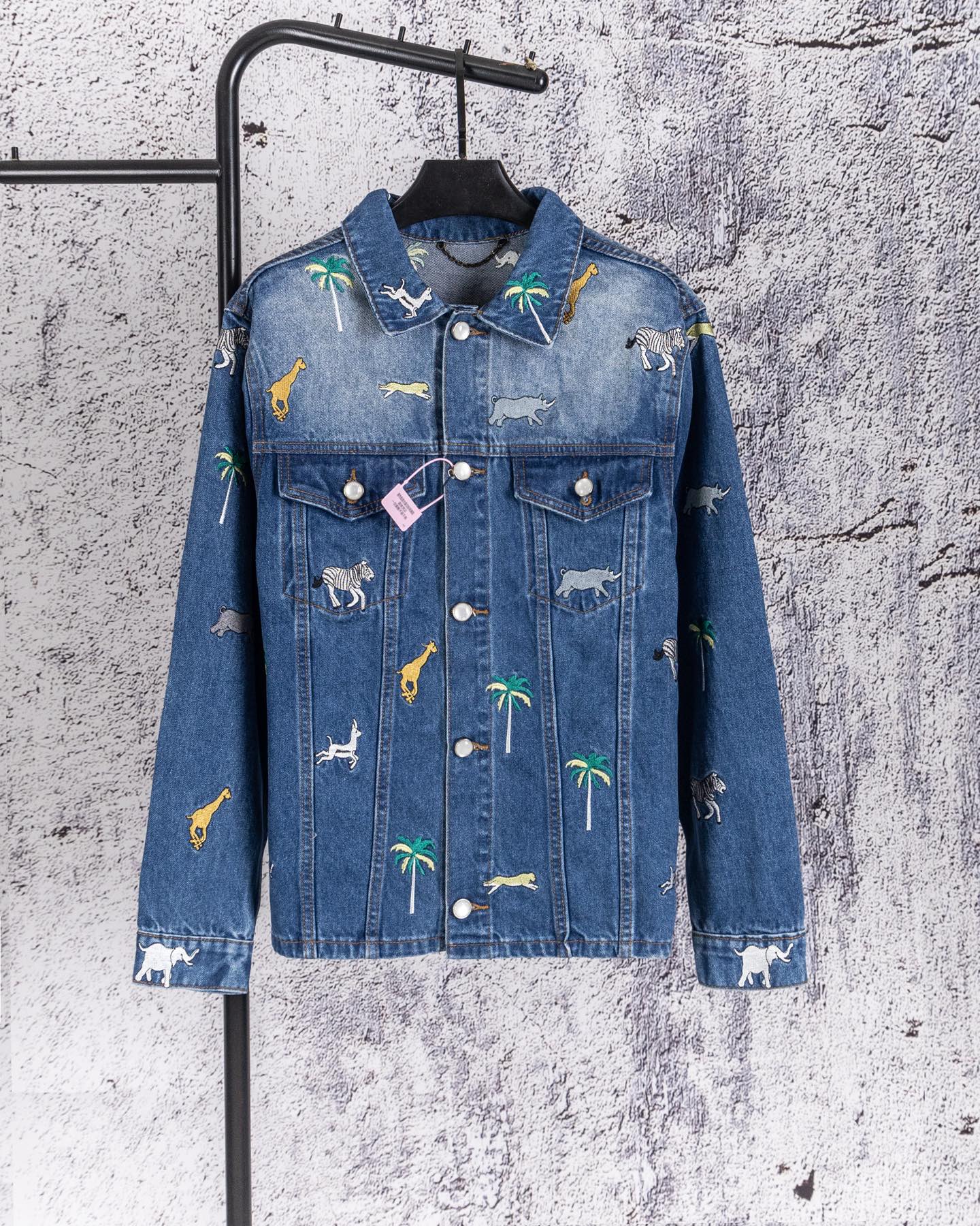 P185 (también disponible el pantalón del mismo estilo en la talla 145) LOUIS VUITTON LV26ss colección conjunta con Phar…