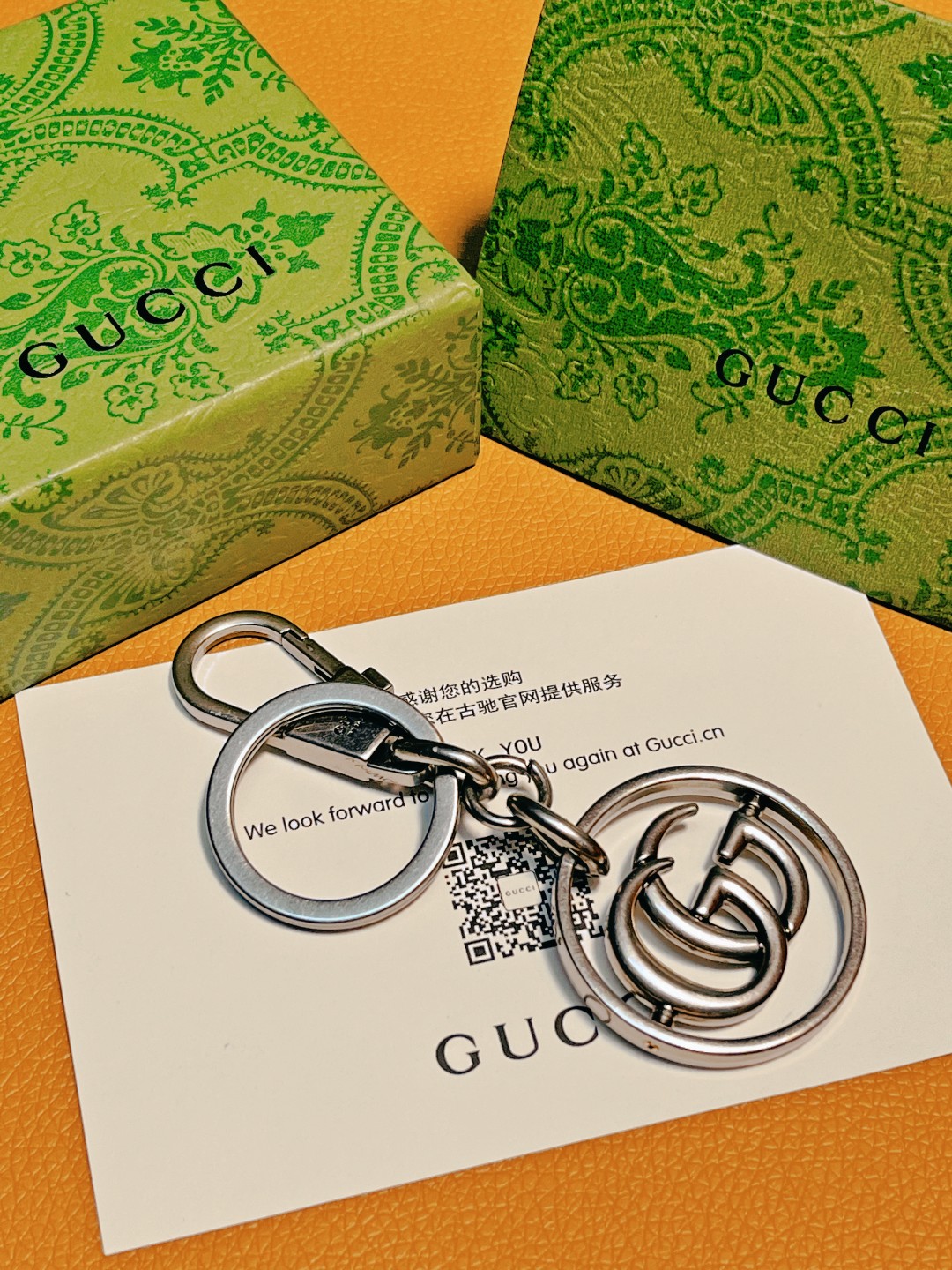 “New Gucci Gucchiguz Key Rings: Stylish Car Key Accessories in Two Colors” - 图片 2