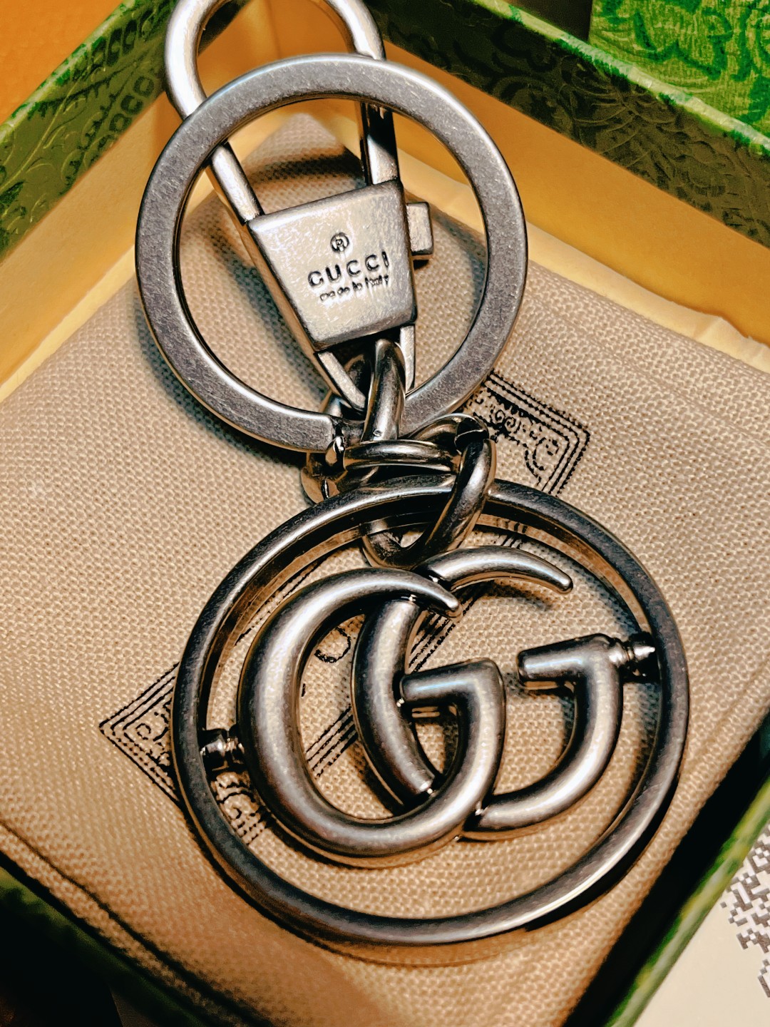 “New Gucci Gucchiguz Key Rings: Stylish Car Key Accessories in Two Colors” - 图片 4