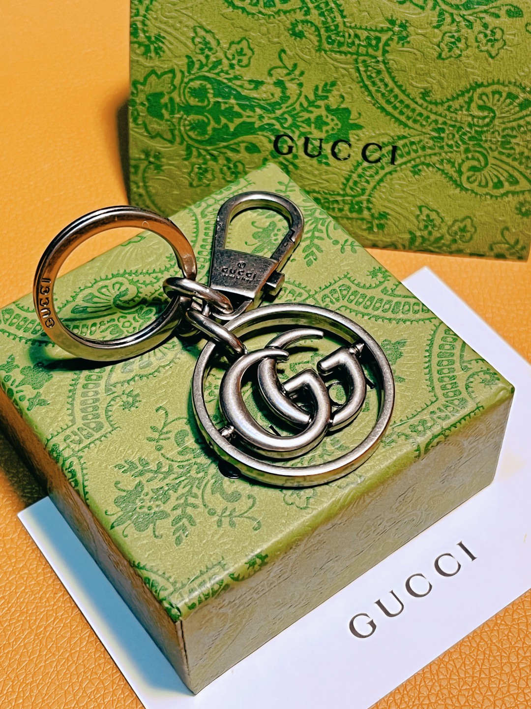 “New Gucci Gucchiguz Key Rings: Stylish Car Key Accessories in Two Colors” - 图片 3