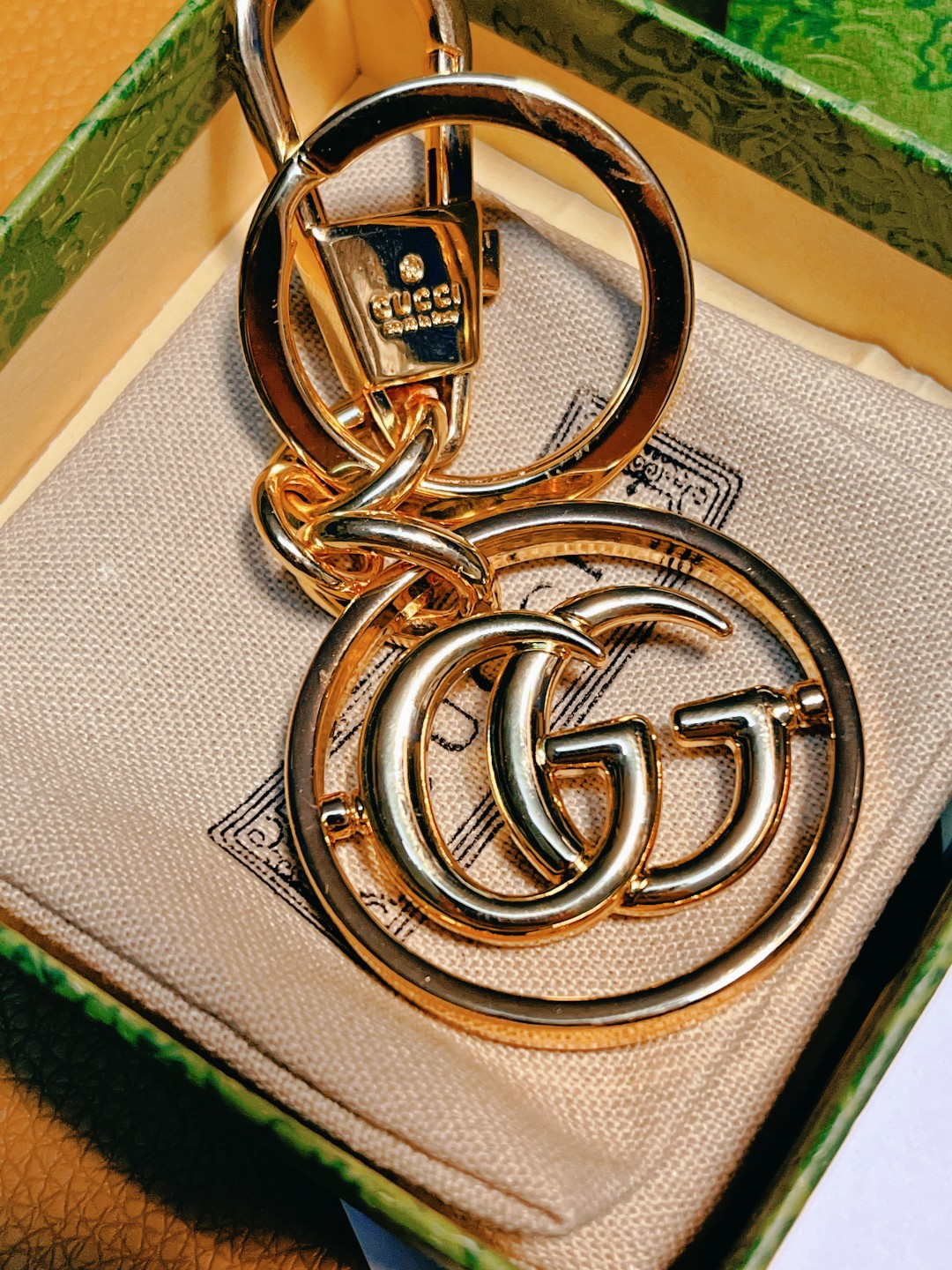 “New Gucci Gucchiguz Key Rings: Stylish Car Key Accessories in Two Colors” - 图片 3