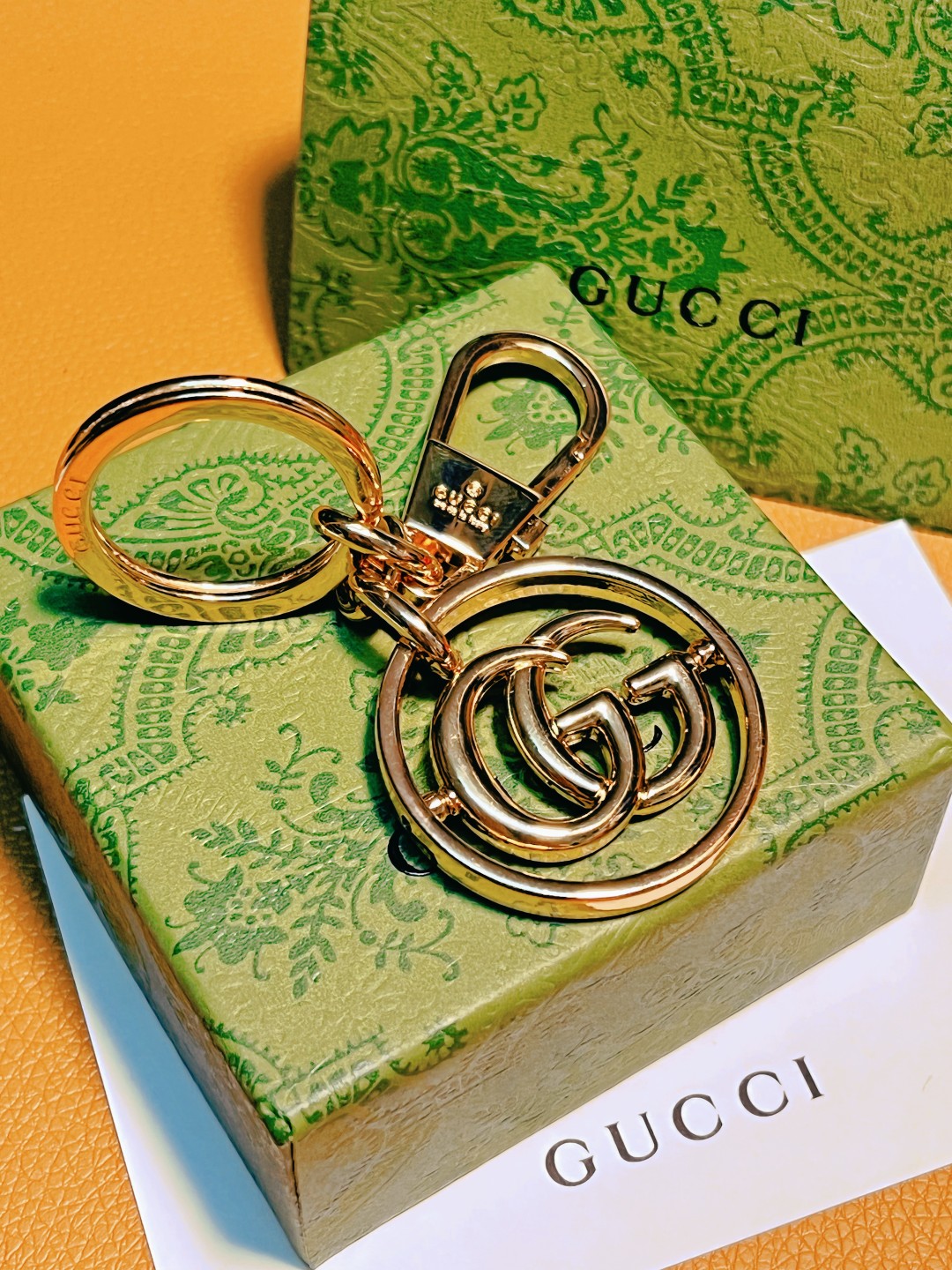 “New Gucci Gucchiguz Key Rings: Stylish Car Key Accessories in Two Colors” - 图片 2