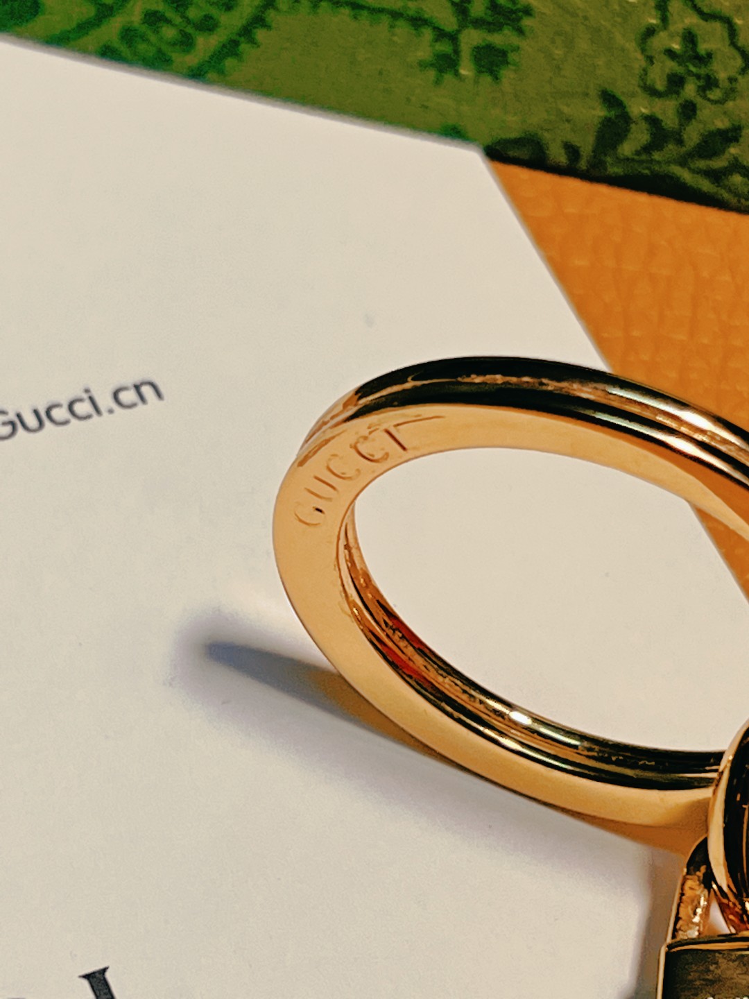 “New Gucci Gucchiguz Key Rings: Stylish Car Key Accessories in Two Colors” - 图片 4