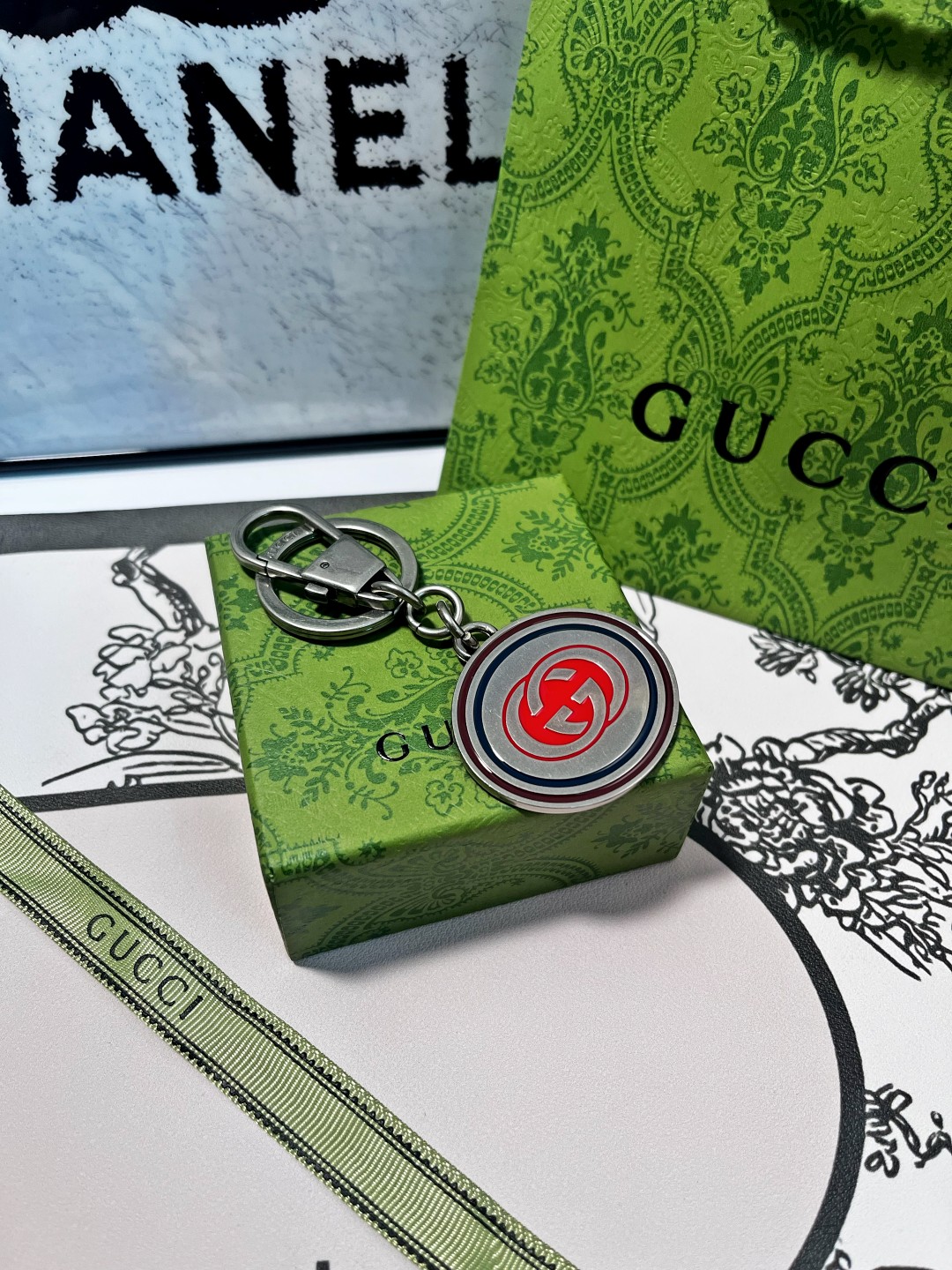 “New Gucci Gucchiguz Key Rings: Stylish Car Key Accessories in Two Colors” - 图片 3