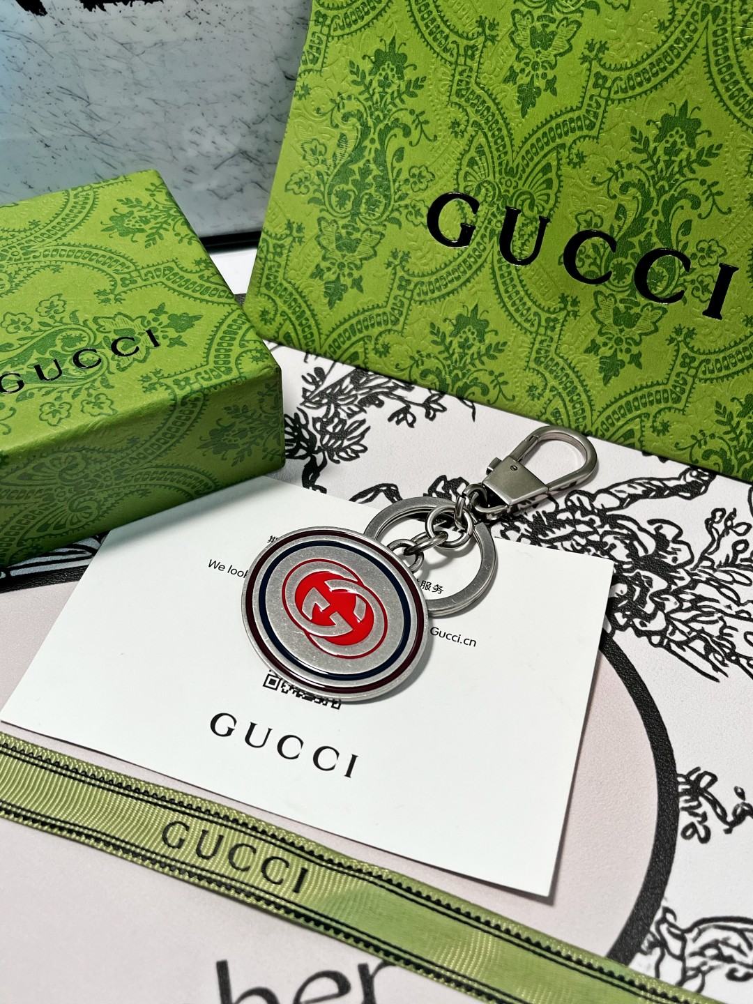 “New Gucci Gucchiguz Key Rings: Stylish Car Key Accessories in Two Colors” - 图片 1