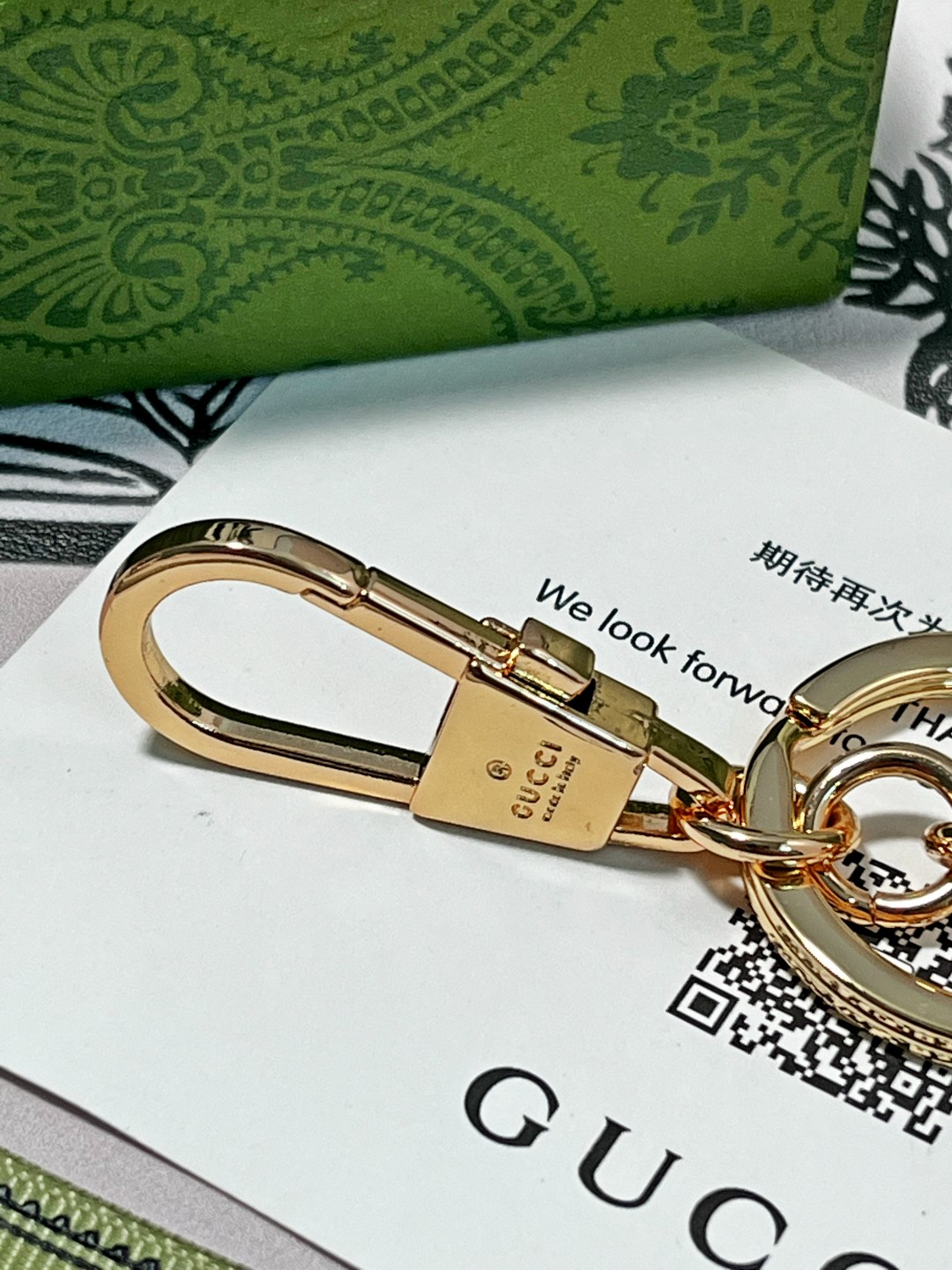 “New Gucci Gucchiguz Key Rings: Stylish Car Key Accessories in Two Colors” - 图片 4