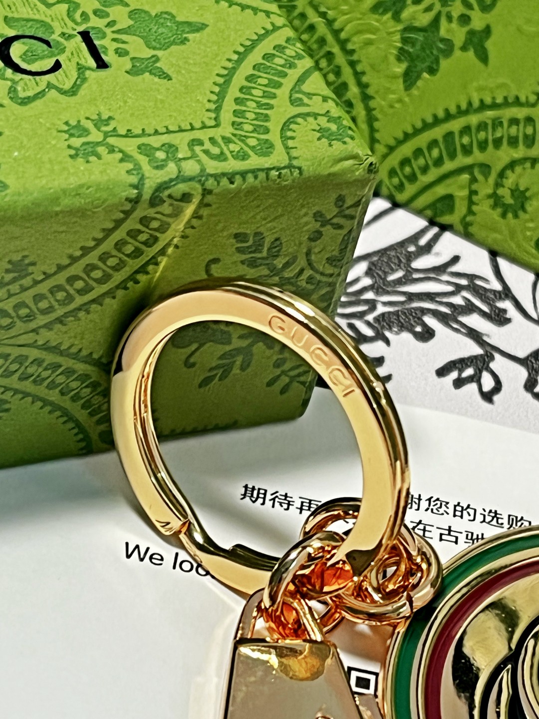 “New Gucci Gucchiguz Key Rings: Stylish Car Key Accessories in Two Colors” - 图片 5
