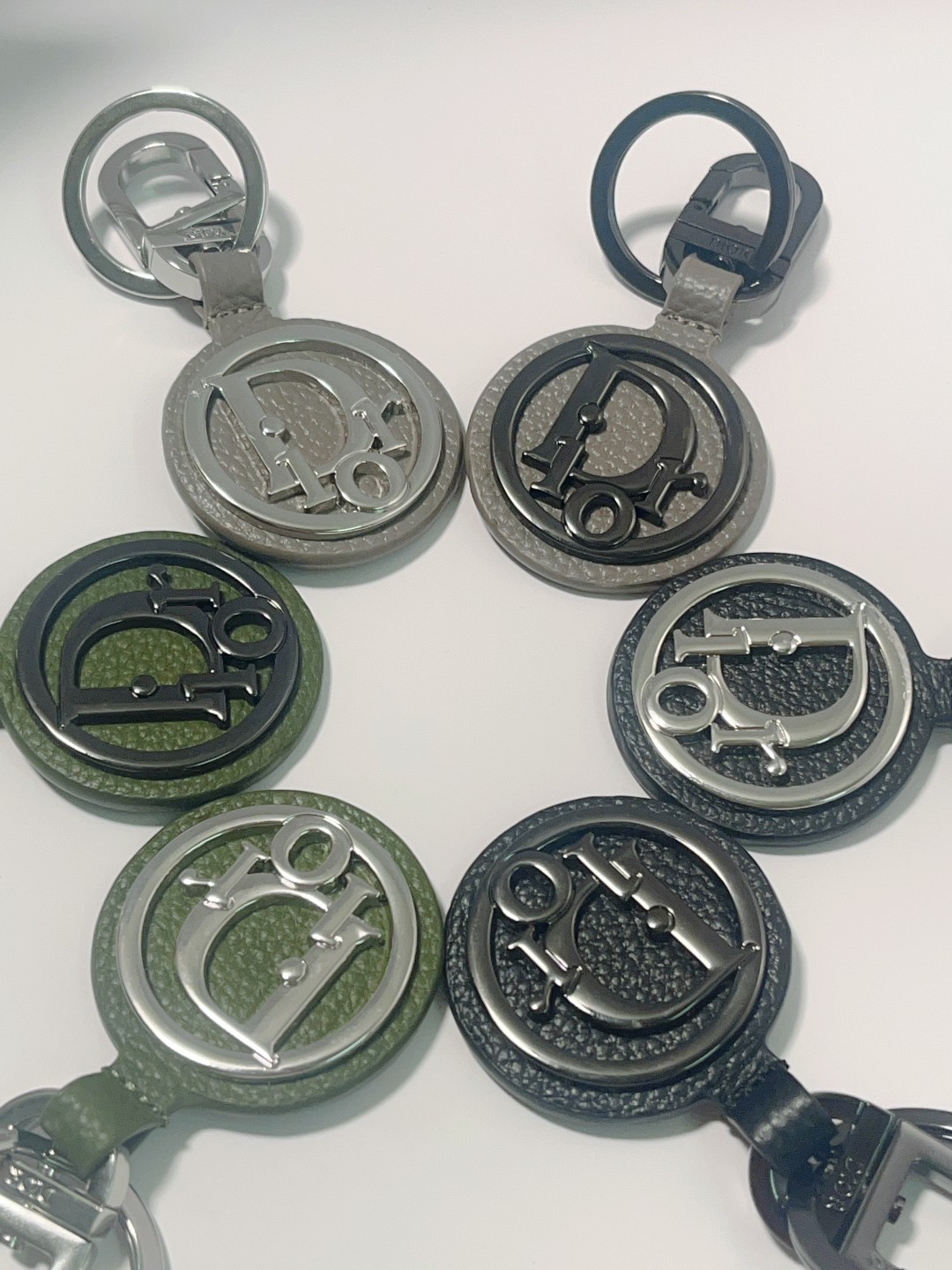 “CD Diamond Logo Key Button with Leather and Metal Details for Accessories” - 图片 8