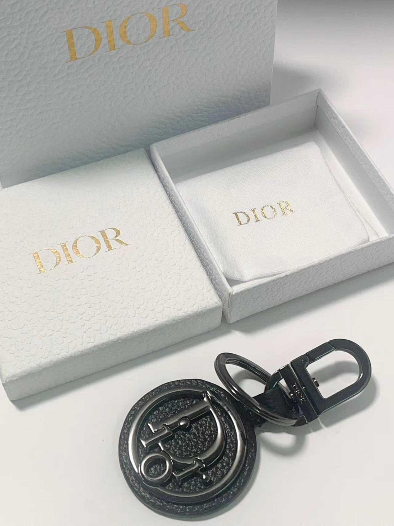 “CD Diamond Logo Key Button with Leather and Metal Details for Belts and Handbags” - 图片 3