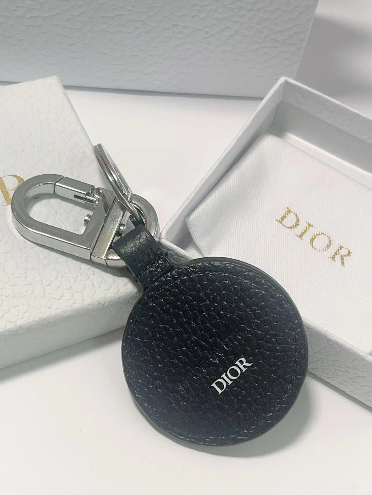 “CD Diamond Logo Key Button with Leather and Metal Details for Accessories” - 图片 2