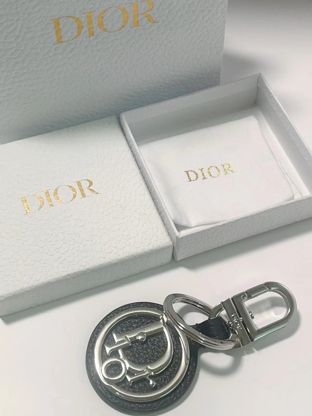 “CD Diamond Logo Key Button with Leather and Metal Details for Accessories” - 图片 3