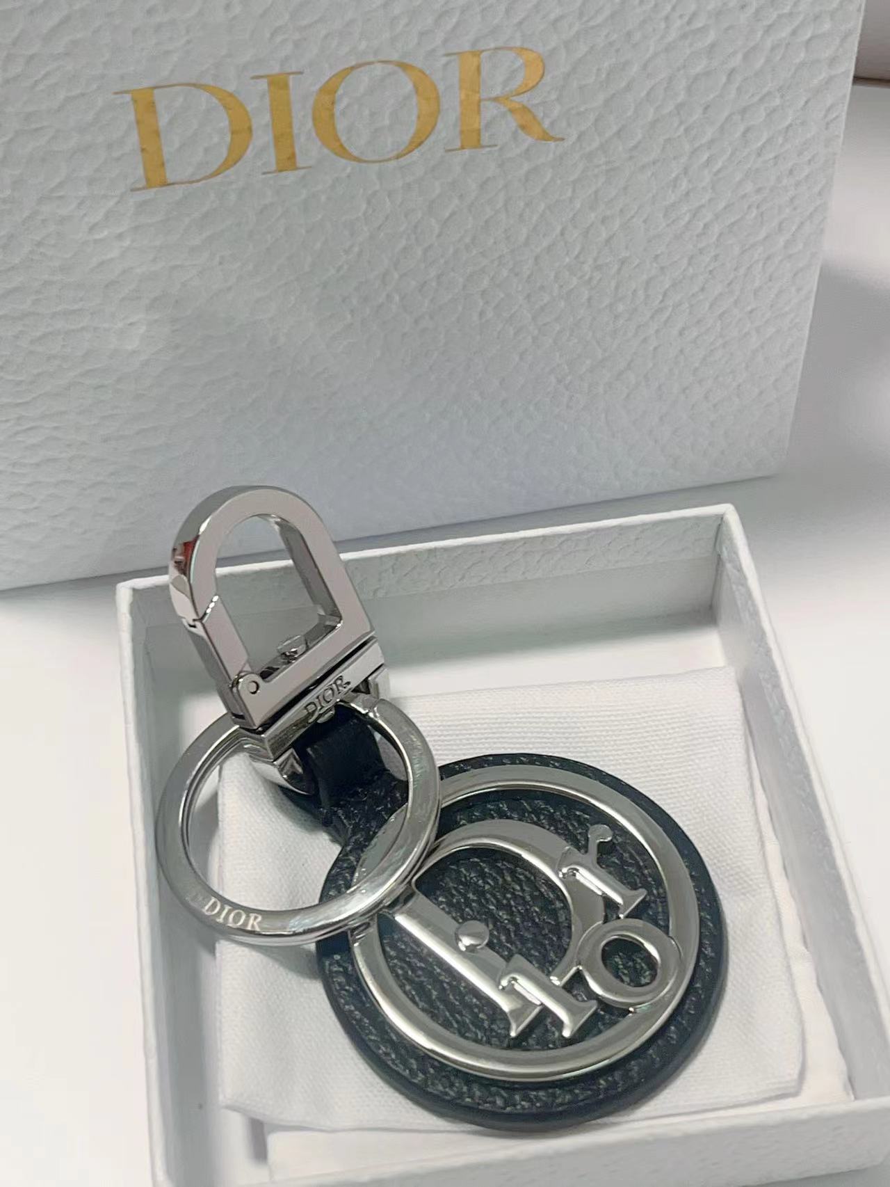 “CD Diamond Logo Key Button with Leather and Metal Details for Accessories” - 图片 5
