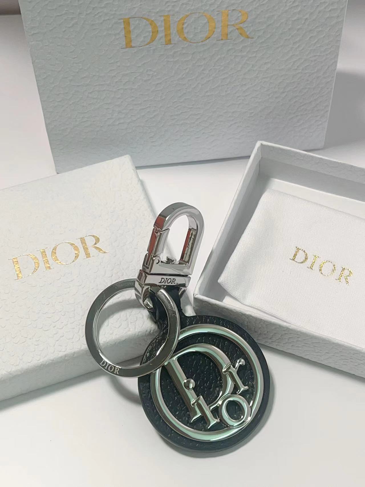 “CD Diamond Logo Key Button with Leather and Metal Details for Accessories” - 图片 1