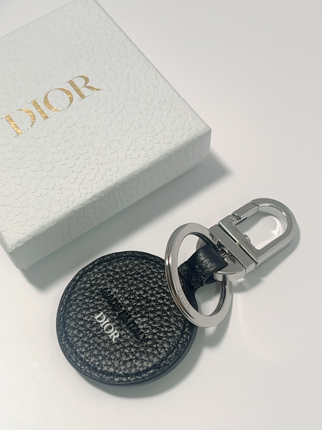 “CD Diamond Logo Key Button with Leather and Metal Details for Accessories” - 图片 4