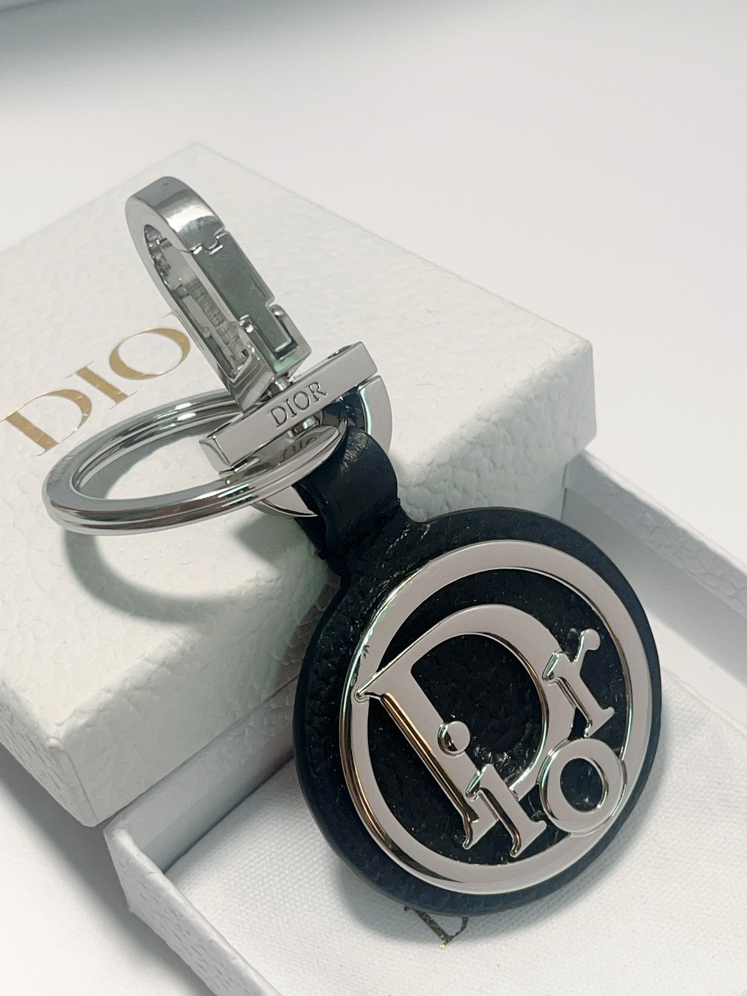 “CD Diamond Logo Key Button with Leather and Metal Details for Accessories” - 图片 6