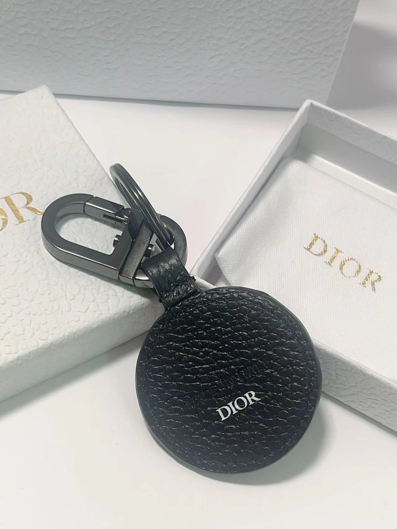 “CD Diamond Logo Key Button with Leather and Metal Details for Belts and Handbags” - 图片 2