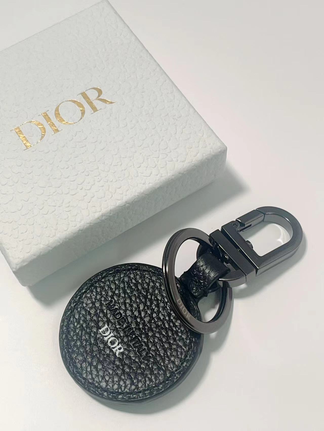“CD Diamond Logo Key Button with Leather and Metal Details for Belts and Handbags” - 图片 4