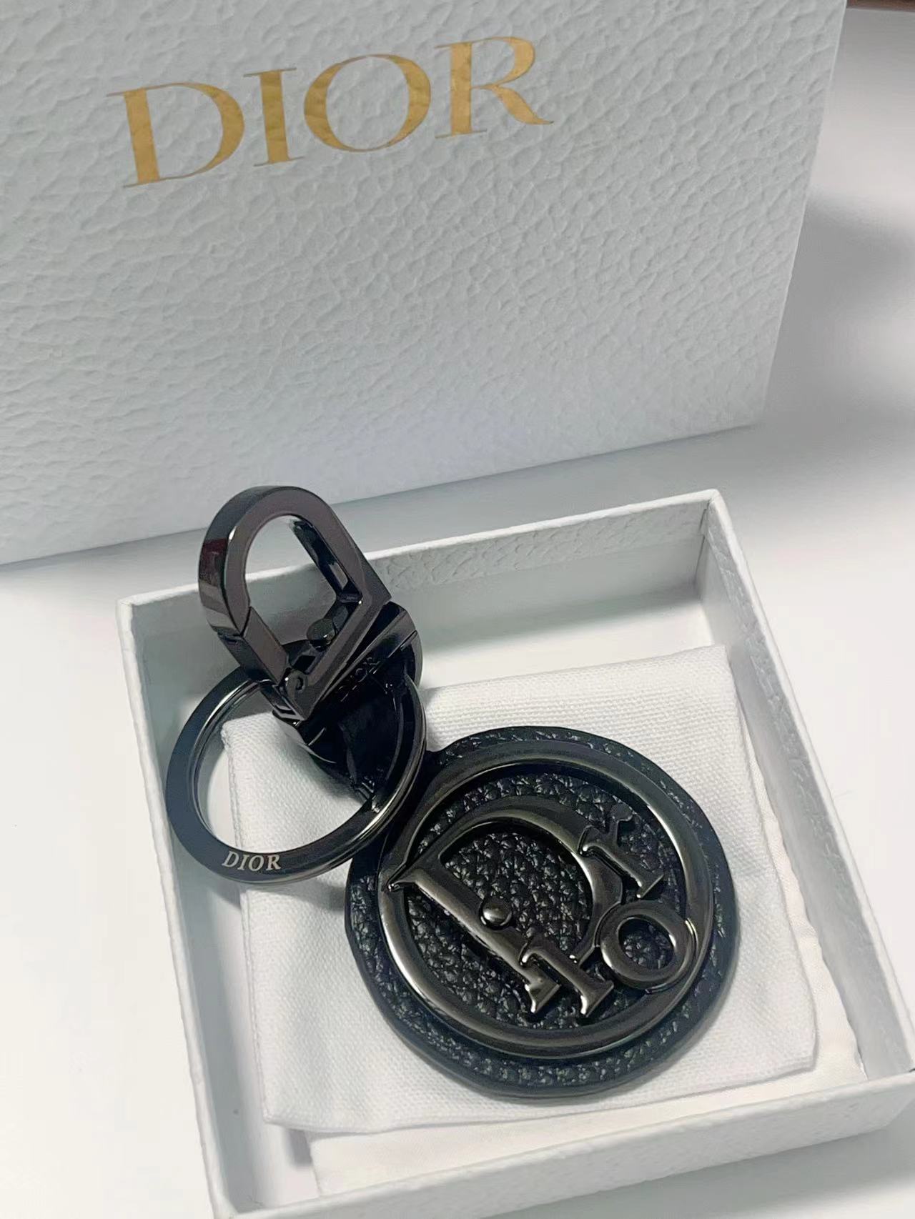 “CD Diamond Logo Key Button with Leather and Metal Details for Belts and Handbags” - 图片 5