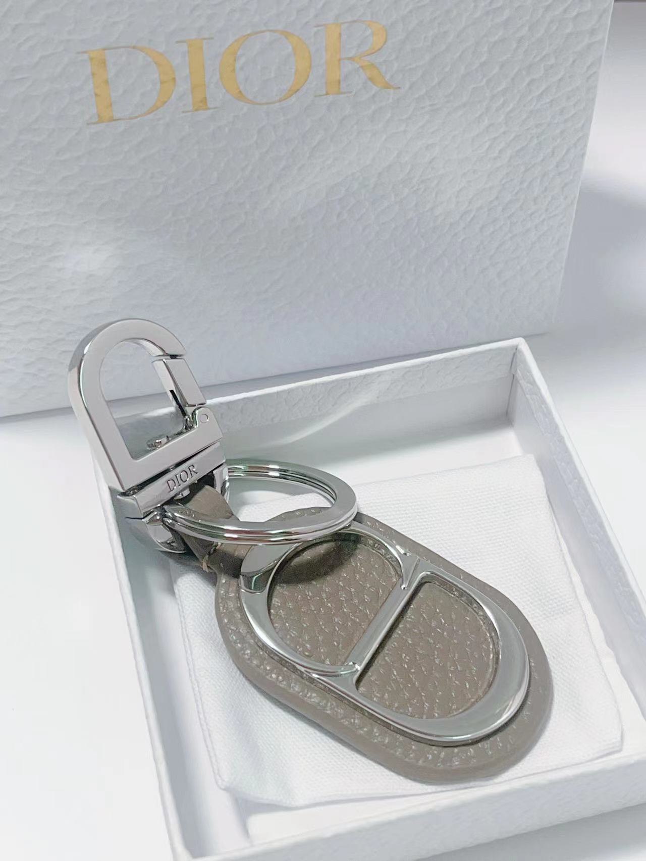 Key Button Saluting Classic CD Diamond Logo with Leather Pellets and Metal Details - 图片 7