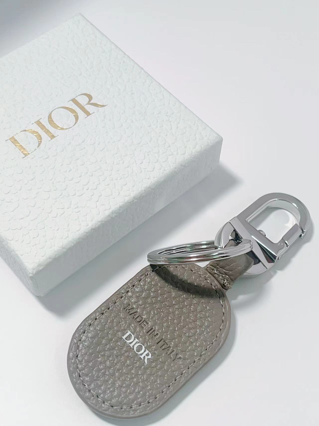 Key Button Saluting Classic CD Diamond Logo with Leather Pellets and Metal Details - 图片 4