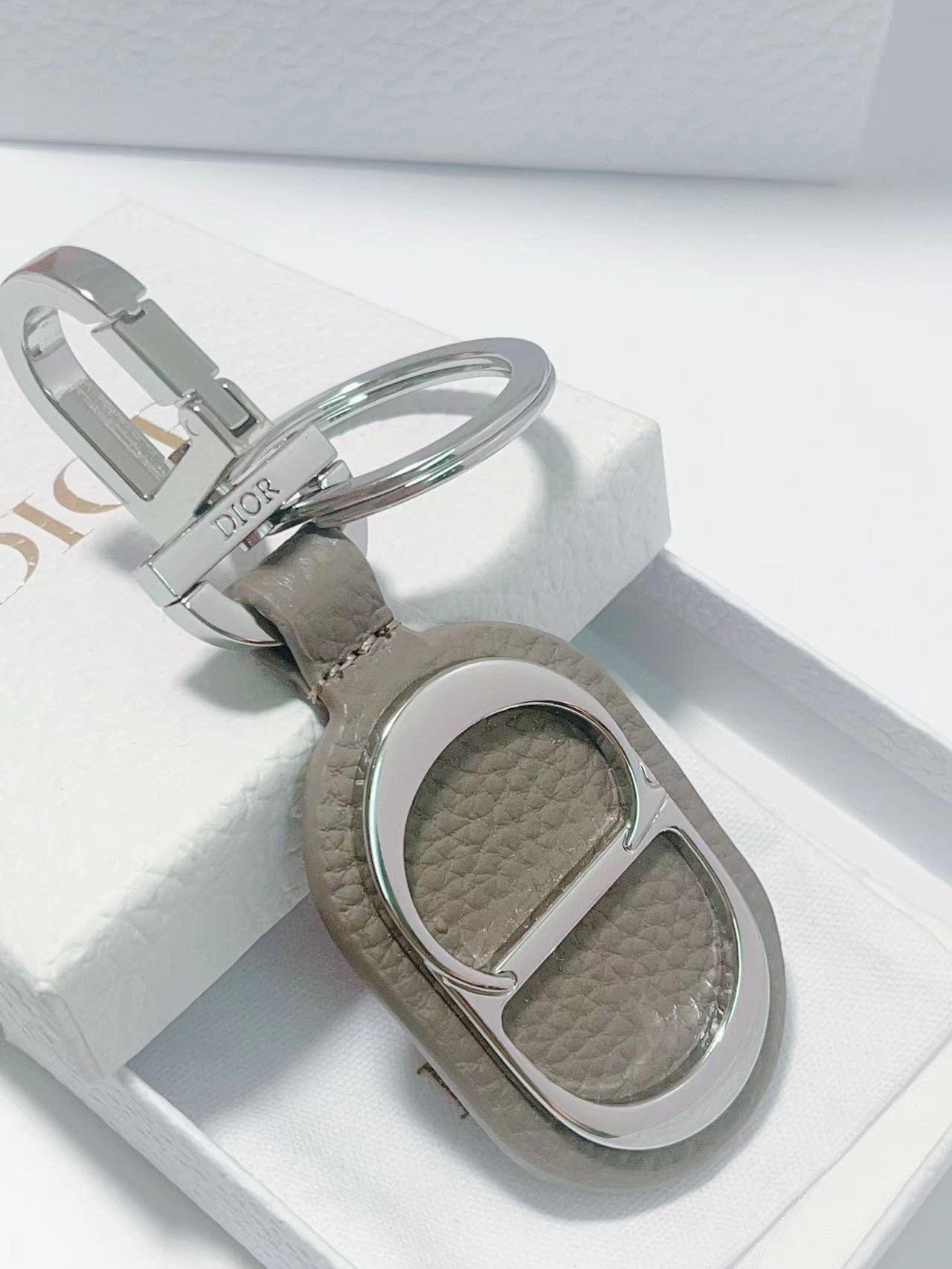 Key Button Saluting Classic CD Diamond Logo with Leather Pellets and Metal Details - 图片 6