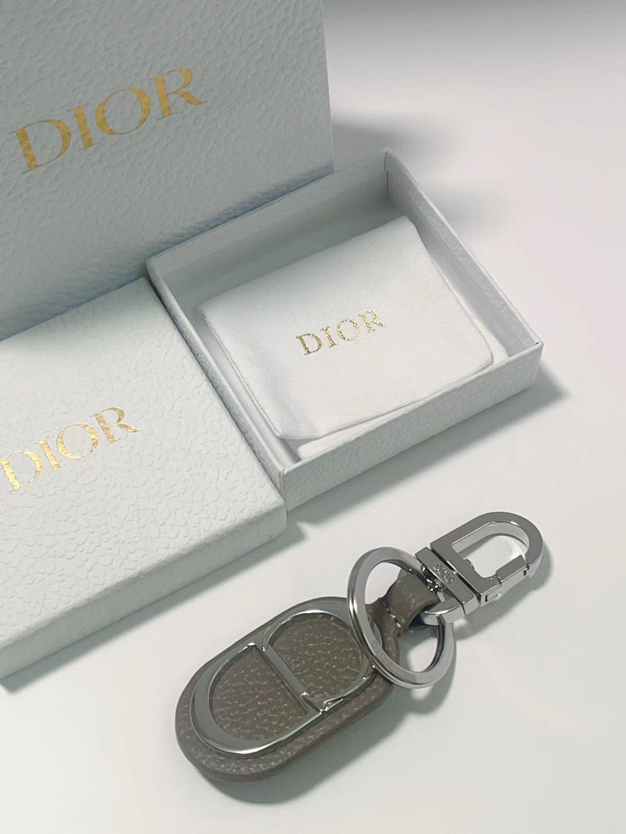 Fashion Accessory: CD Diamond Logo Key Button with Leather and Metal Details - 图片 3