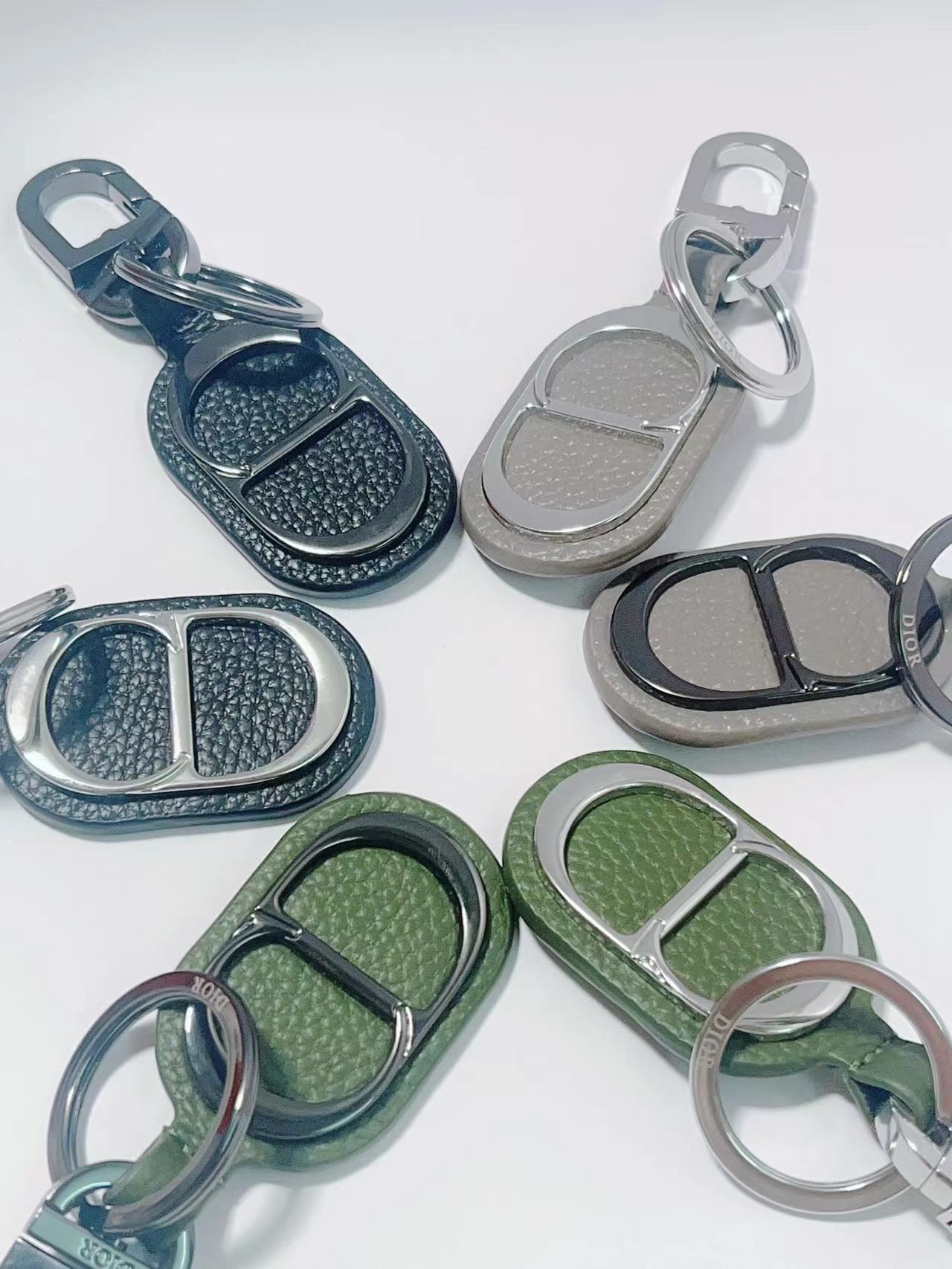 Fashion Accessory: CD Diamond Logo Key Button with Leather and Metal Details - 图片 8