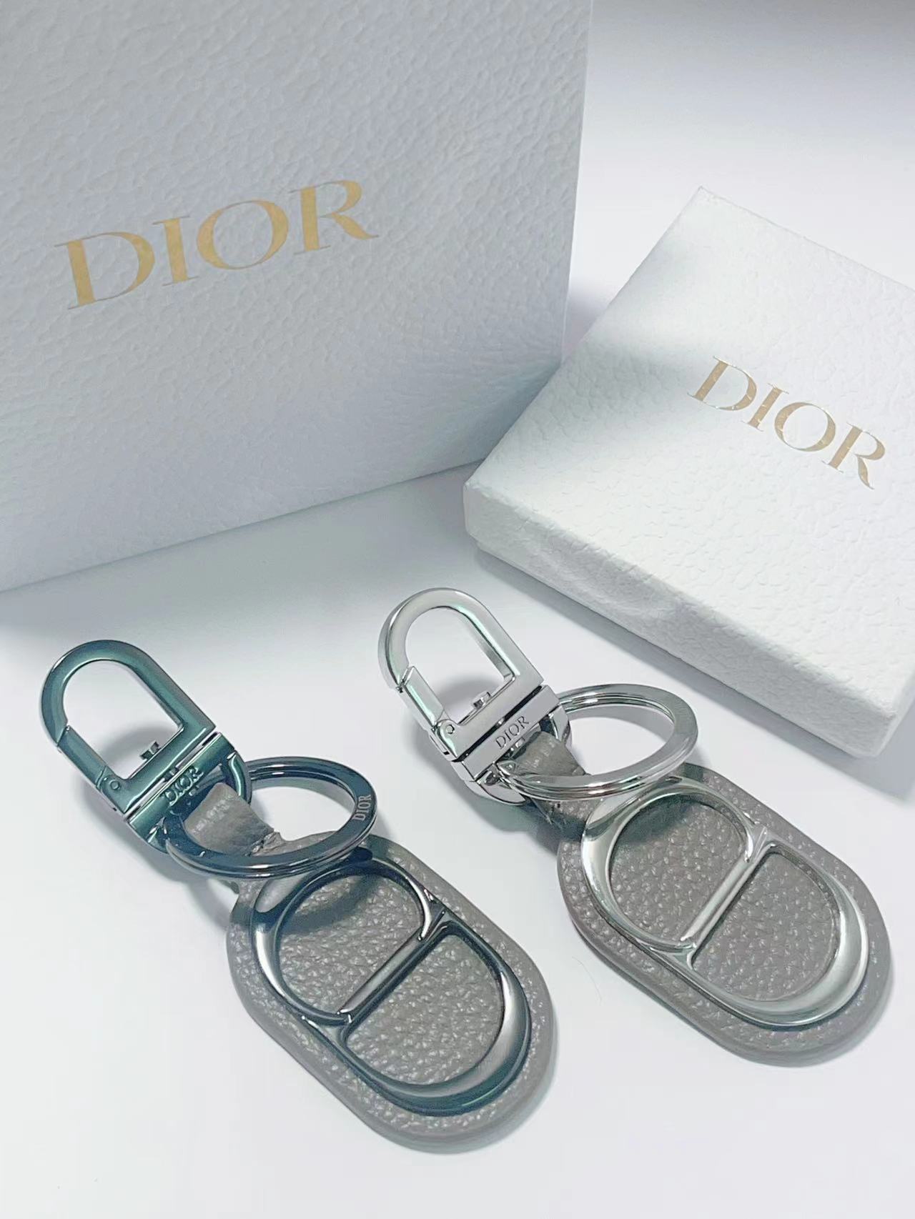 Fashion Accessory: CD Diamond Logo Key Button with Leather and Metal Details - 图片 5