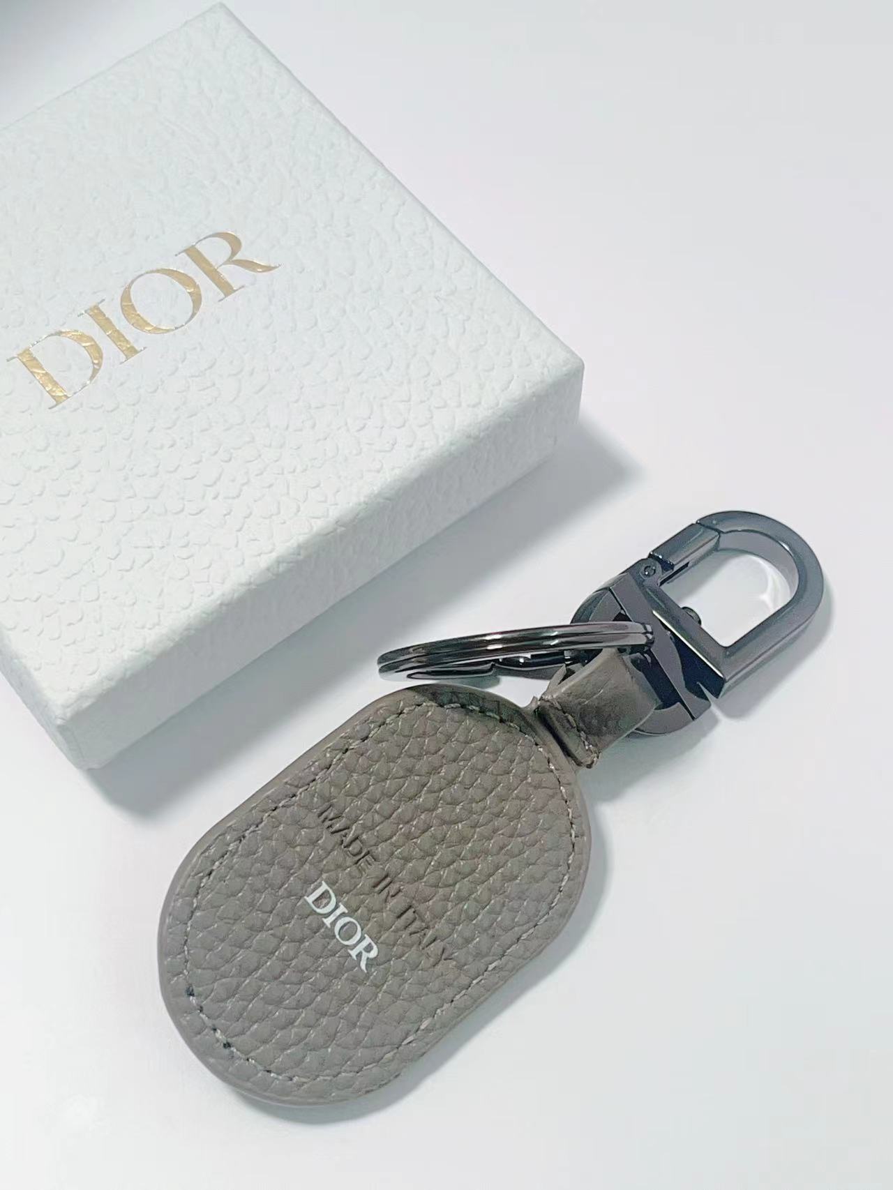 Fashion Accessory: CD Diamond Logo Key Button with Leather and Metal Details - 图片 4