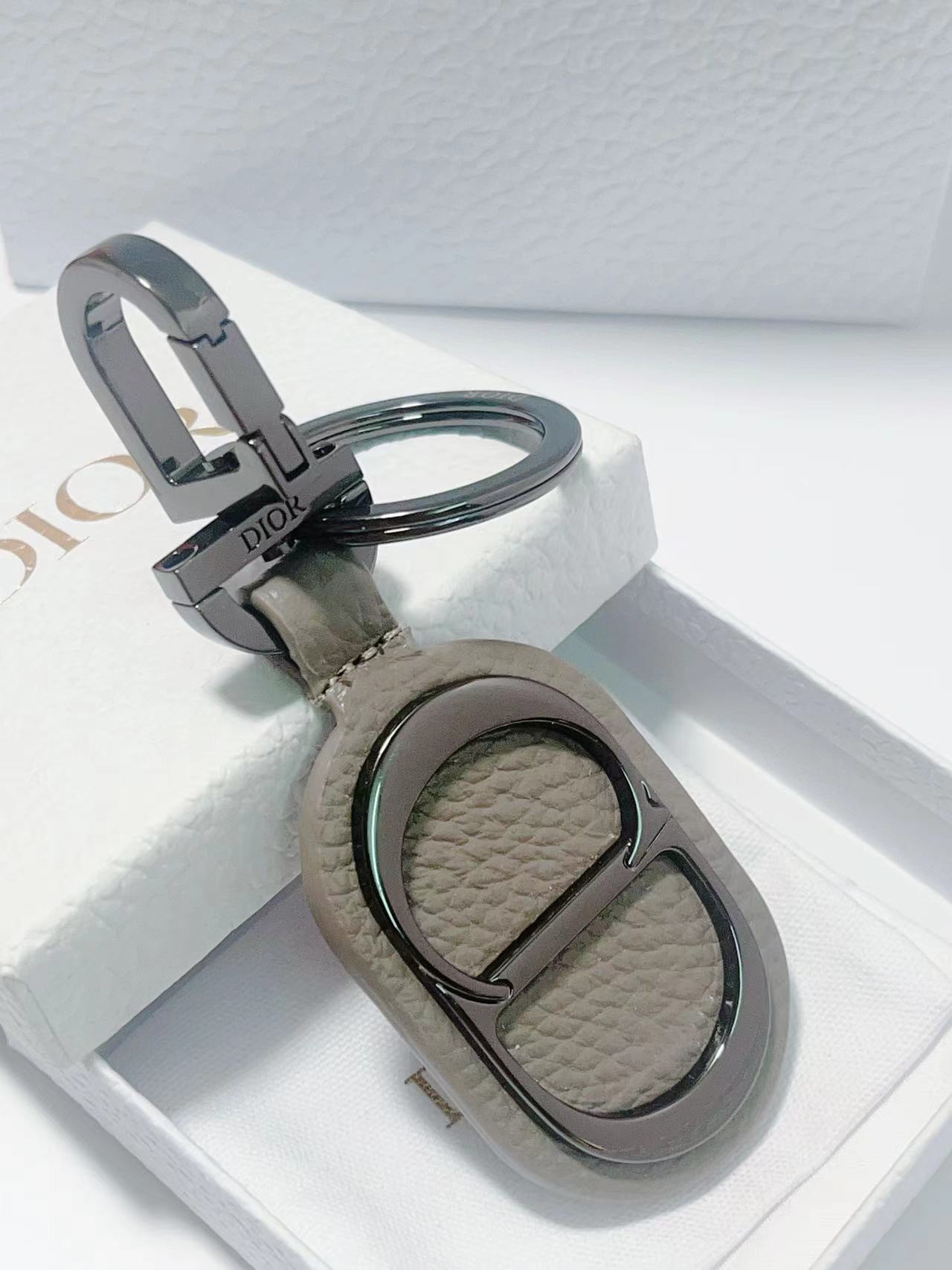 Fashion Accessory: CD Diamond Logo Key Button with Leather and Metal Details - 图片 6