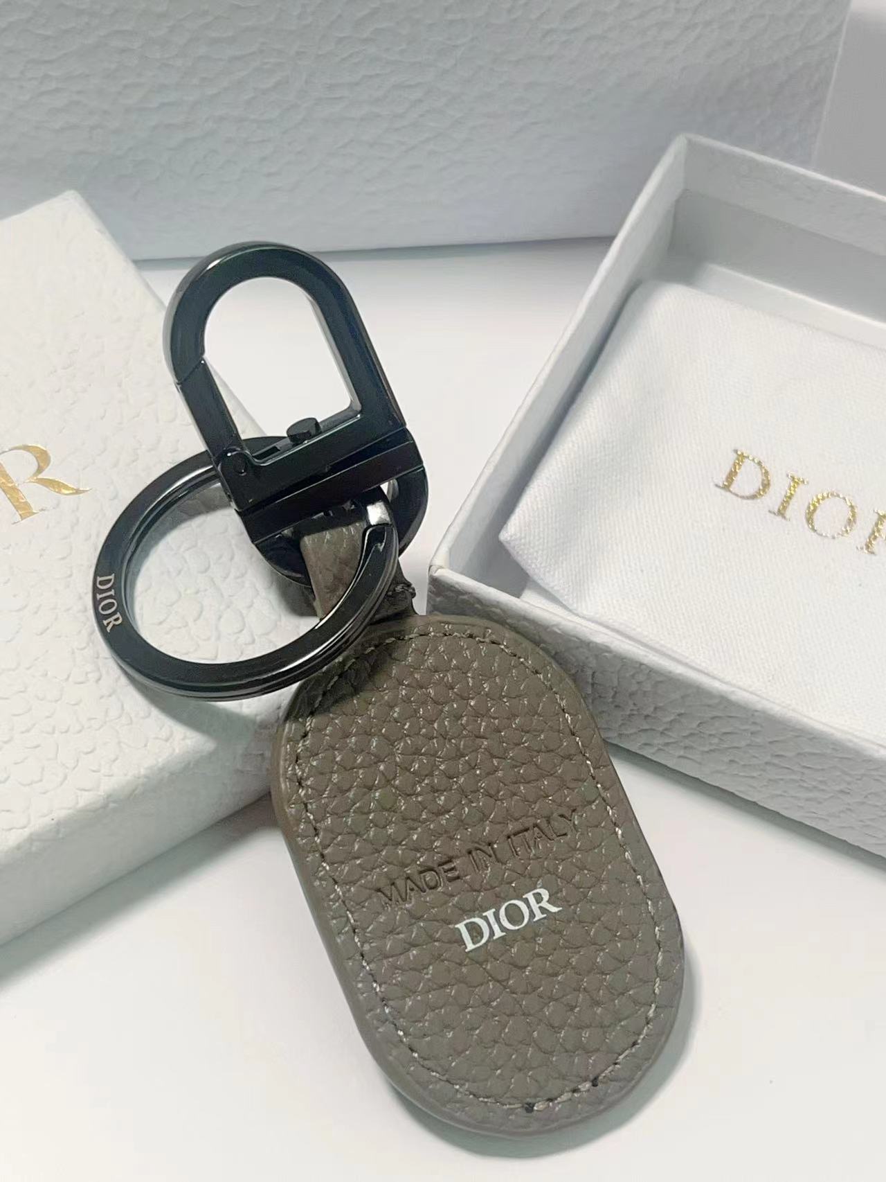 Fashion Accessory: CD Diamond Logo Key Button with Leather and Metal Details - 图片 2