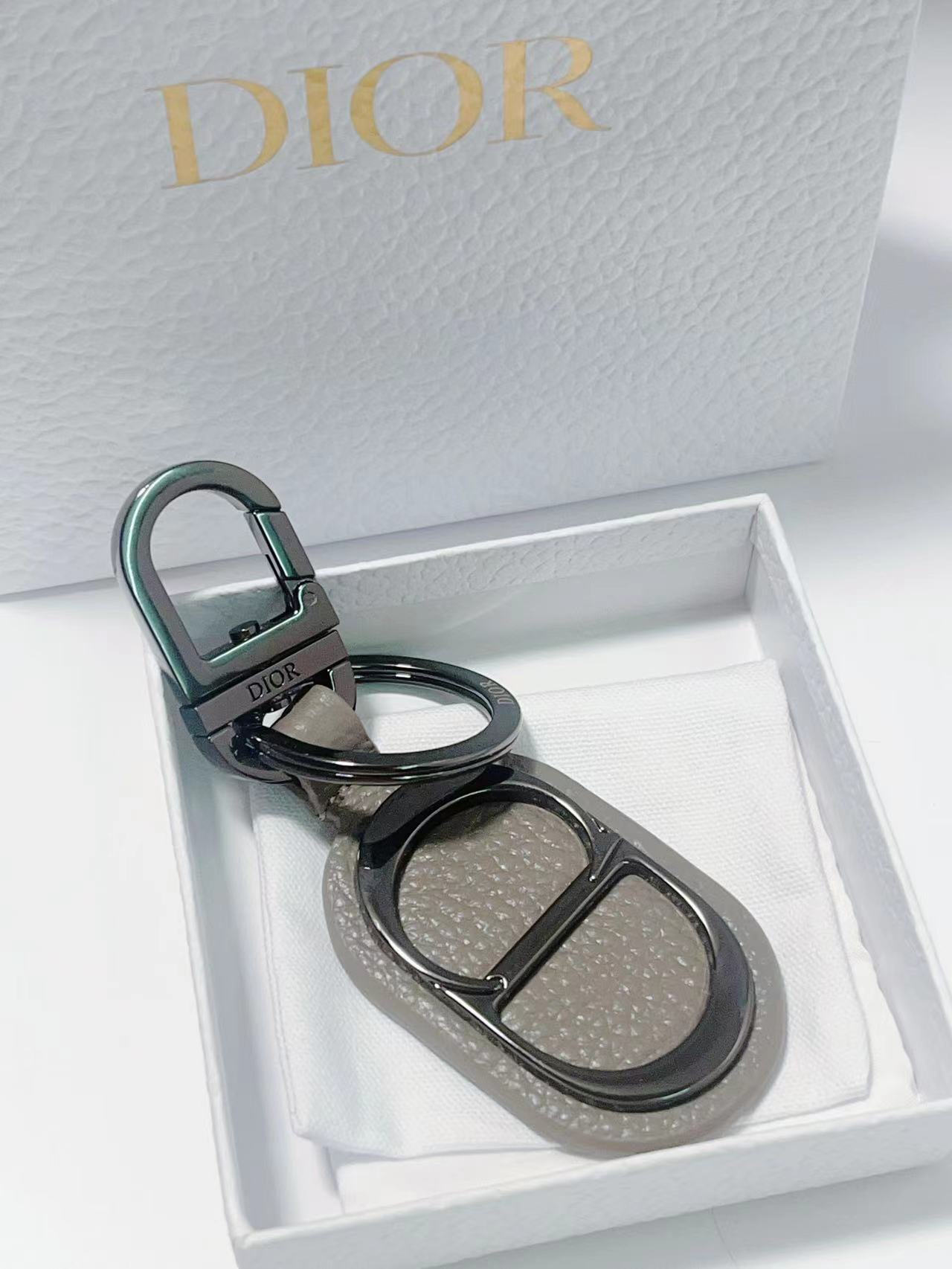 Fashion Accessory: CD Diamond Logo Key Button with Leather and Metal Details - 图片 7