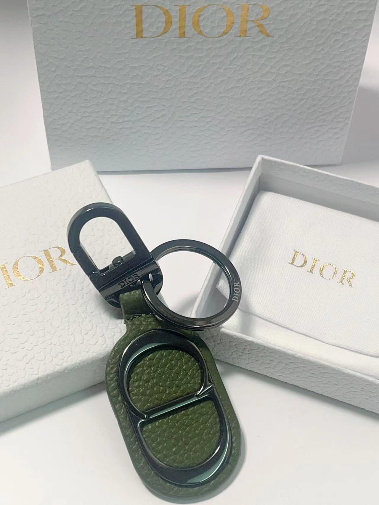 “137 Key Button with CD Diamond Logo and Leather Pellets for Belts and Handbags” - 图片 1