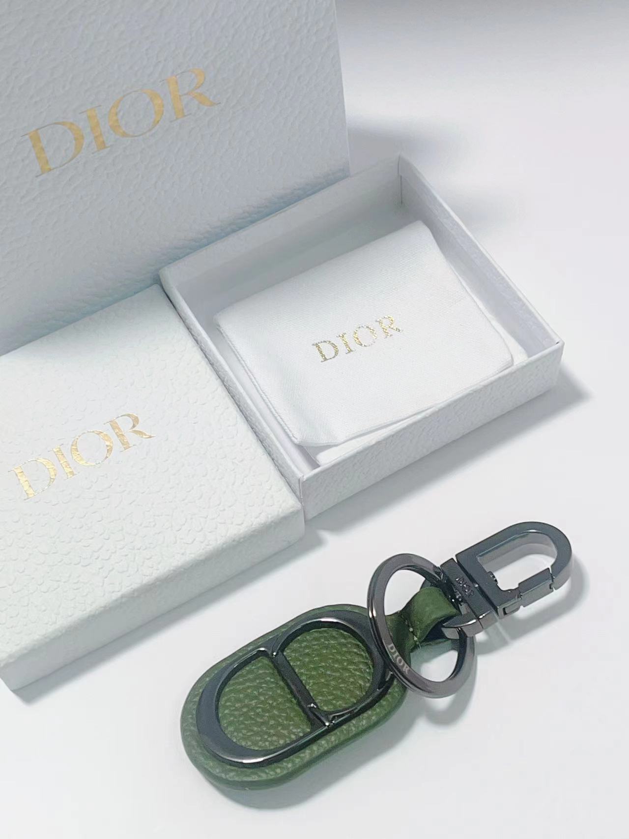 “137 Key Button with CD Diamond Logo and Leather Pellets for Belts and Handbags” - 图片 3