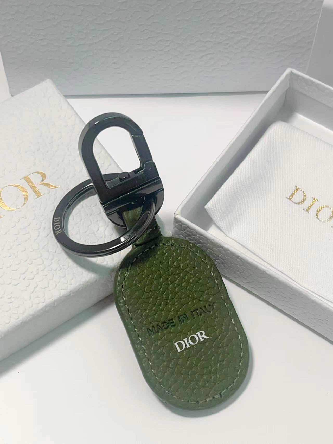 “137 Key Button with CD Diamond Logo and Leather Pellets for Belts and Handbags” - 图片 2