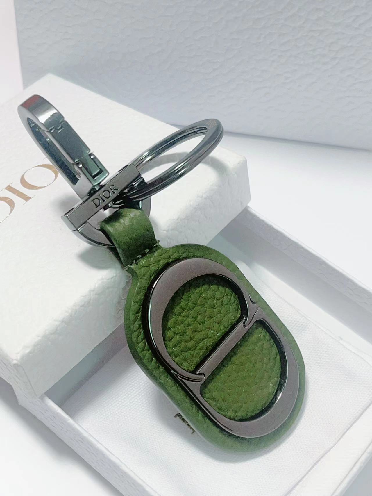 “137 Key Button with CD Diamond Logo and Leather Pellets for Belts and Handbags” - 图片 6