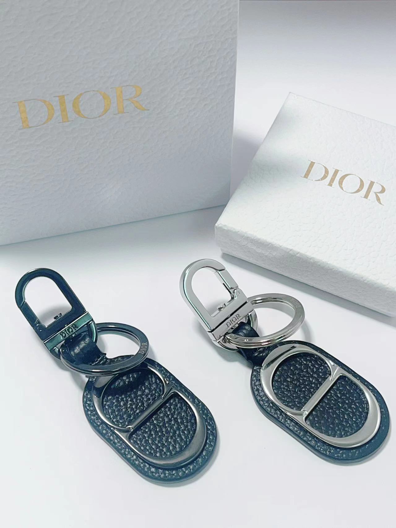 “CD Diamond Logo Key Button with Leather and Brass Details for Accessories” - 图片 5