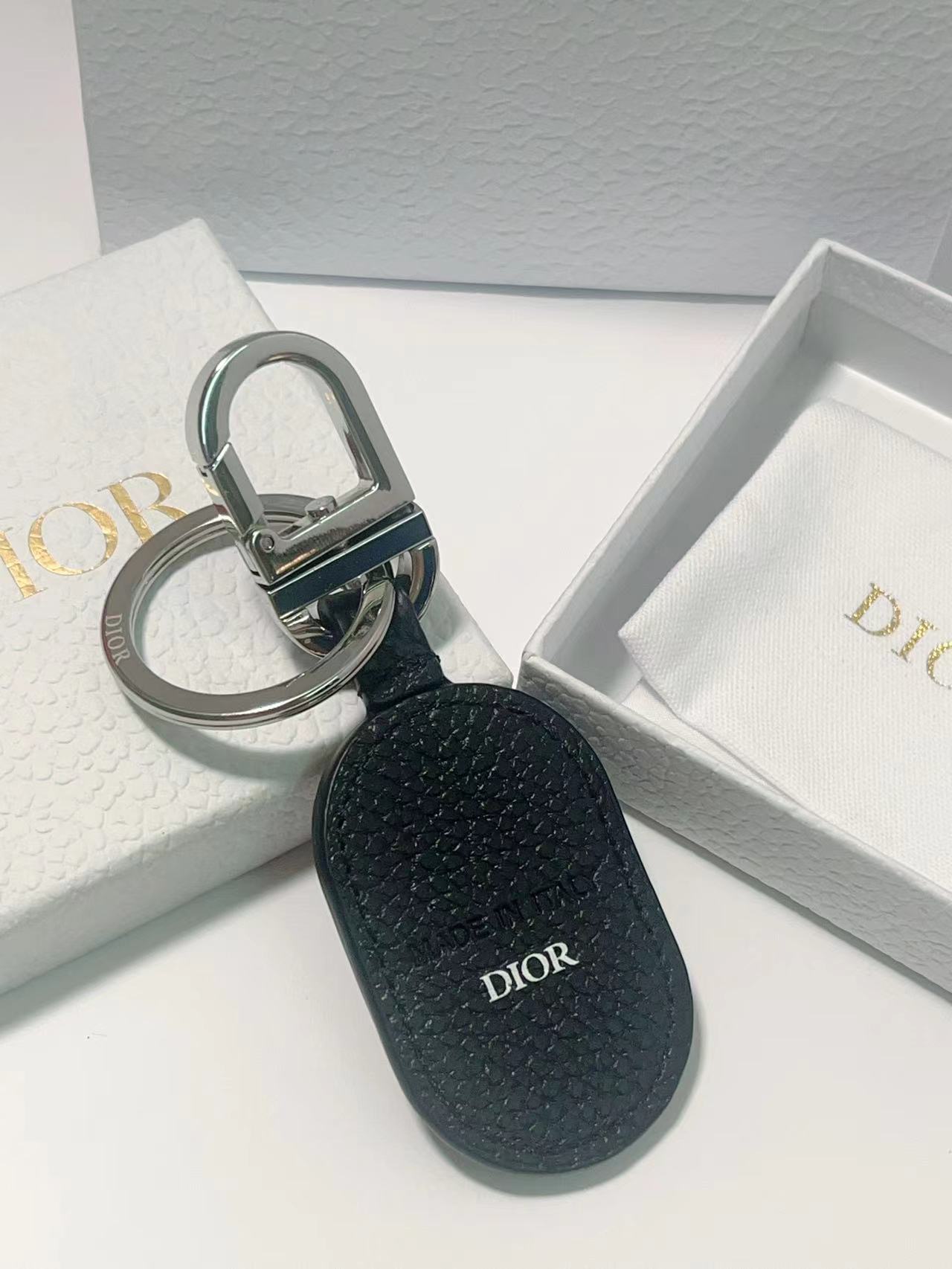 “CD Diamond Logo Key Button with Leather and Brass Details for Accessories” - 图片 2