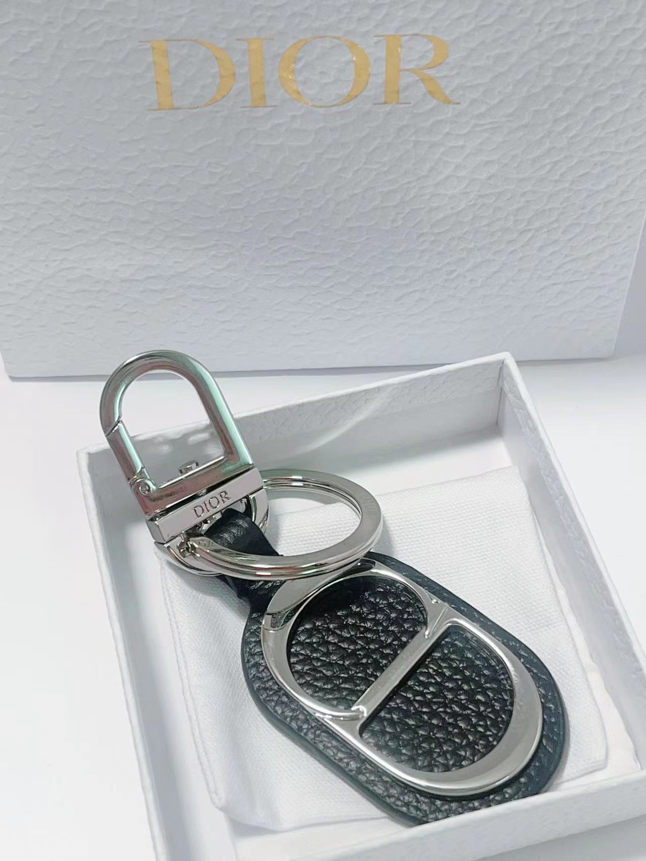 “CD Diamond Logo Key Button with Leather and Brass Details for Accessories” - 图片 7