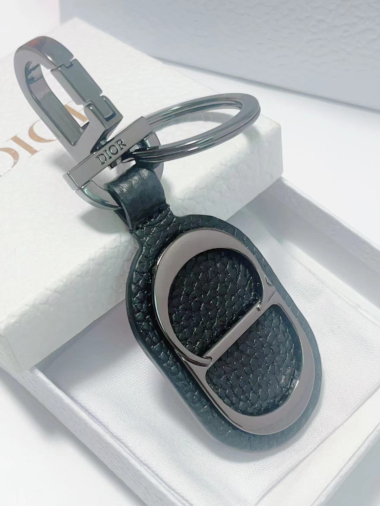 “Dior CD Diamond Logo Key Button with Leather Pellets and Metal Accents” - 图片 6